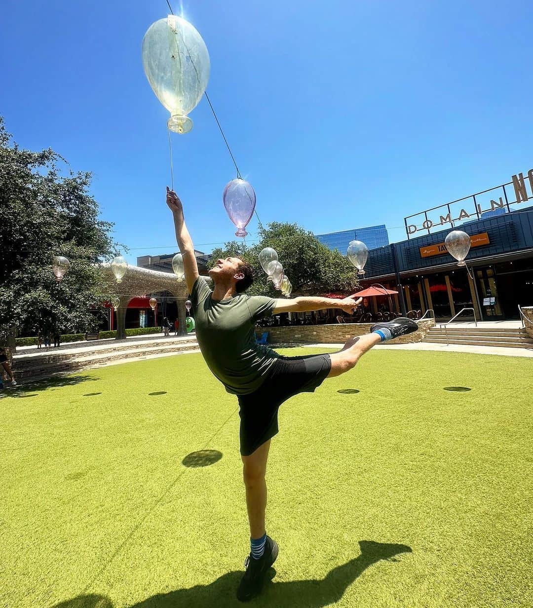 ジェイソン・ブラウンさんのインスタグラム写真 - (ジェイソン・ブラウンInstagram)「🎈🎈🎈  #austin #texas #balloon #domain #summer」7月17日 22時51分 - jasonbskates