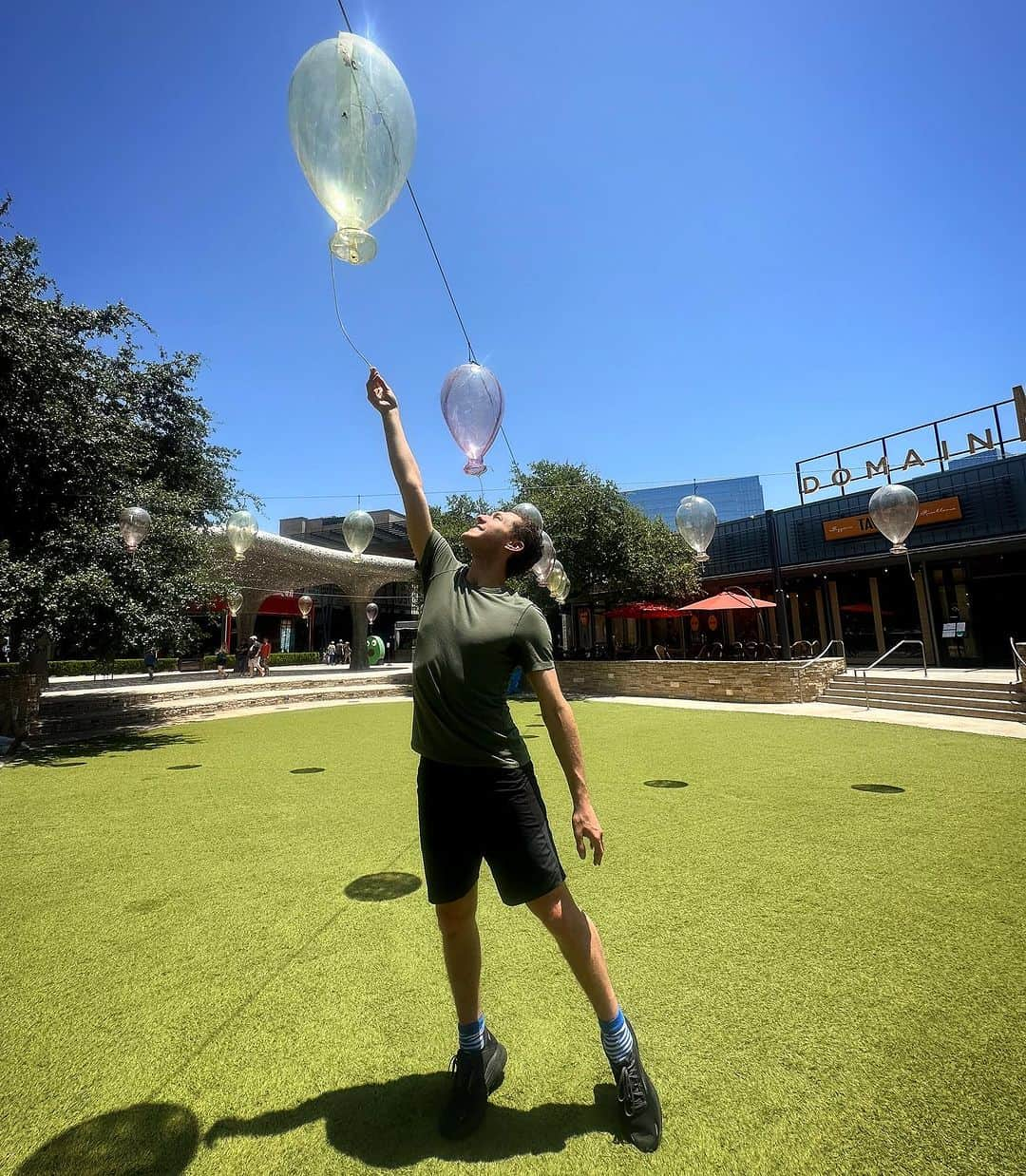 ジェイソン・ブラウンのインスタグラム：「🎈🎈🎈  #austin #texas #balloon #domain #summer」