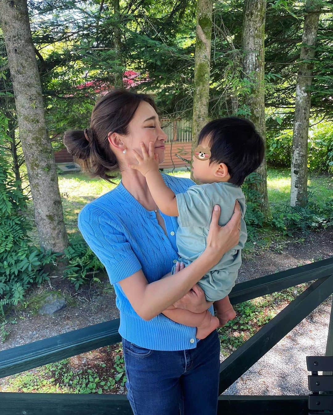 里海のインスタグラム：「私の可愛い2人❤️ 軽井沢にしばらくいます🌳🌳🌳 息子は、私の顔をいじるのが大好きで 私はいつも変な顔…」