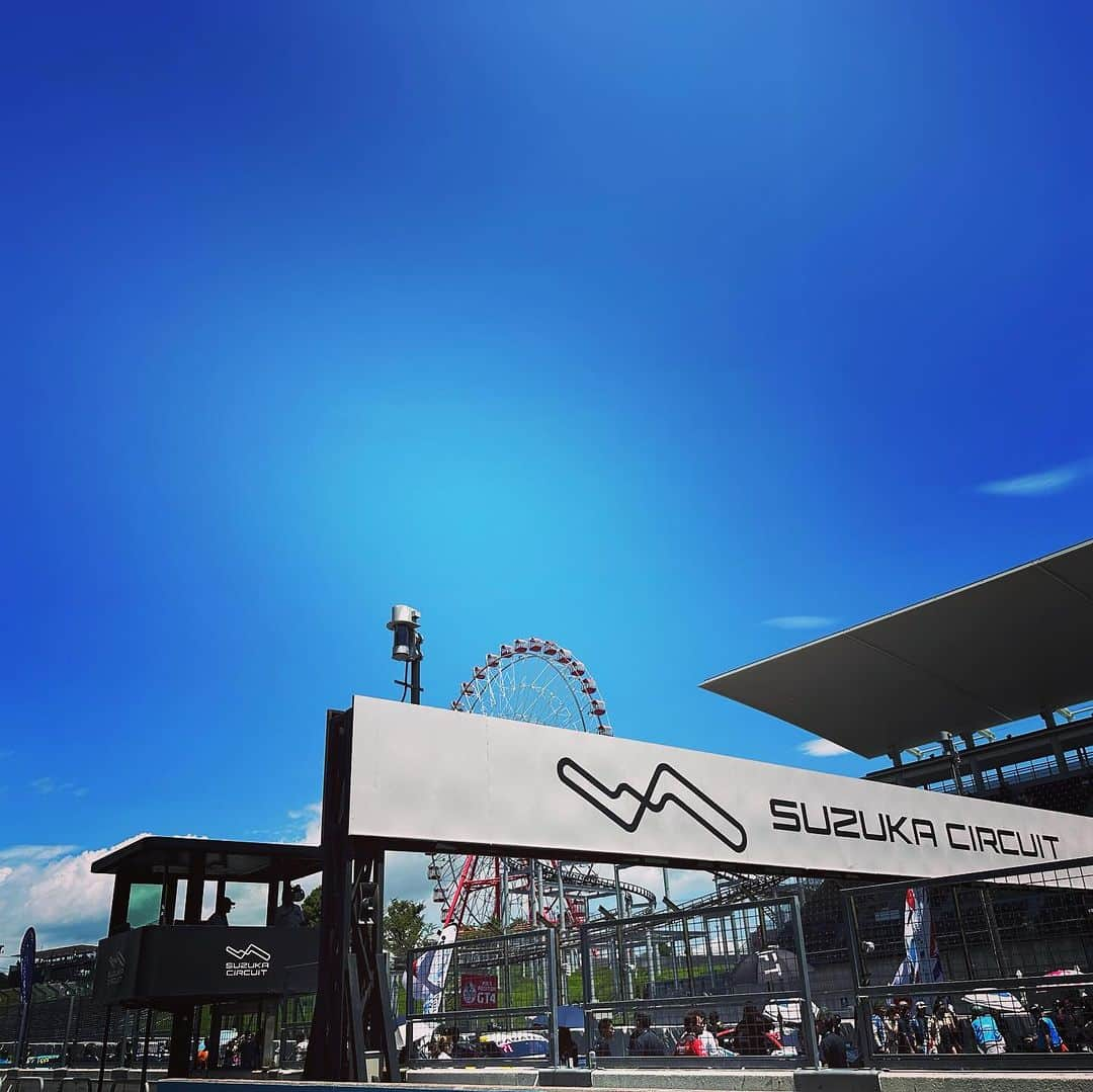 井出有治さんのインスタグラム写真 - (井出有治Instagram)「【FANATEC WORLD CHALLENGE ASIA】 -Suzuka  やっぱり☀️夏の鈴鹿は暑いね🥵 織戸先輩、元チームメイトの細川選手はカッコいい走りしてました👍🏼  ピットでリアルタイムに車載映像を観られると、誰もが興奮することを再認識😄あんなに喜んでもらえると嬉しいね！  #izcast #livestream #onboardcamera #realtime #リアルタイム車載映像配信 #高画質 #低遅延 #タイムラグ #2秒 #2023fanatecgtworldchallengeasia #suzuka」7月17日 22時53分 - yuji_ide_official