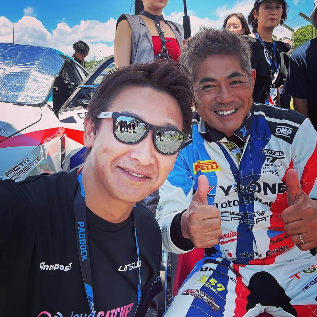 井出有治さんのインスタグラム写真 - (井出有治Instagram)「【FANATEC WORLD CHALLENGE ASIA】 -Suzuka  やっぱり☀️夏の鈴鹿は暑いね🥵 織戸先輩、元チームメイトの細川選手はカッコいい走りしてました👍🏼  ピットでリアルタイムに車載映像を観られると、誰もが興奮することを再認識😄あんなに喜んでもらえると嬉しいね！  #izcast #livestream #onboardcamera #realtime #リアルタイム車載映像配信 #高画質 #低遅延 #タイムラグ #2秒 #2023fanatecgtworldchallengeasia #suzuka」7月17日 22時53分 - yuji_ide_official