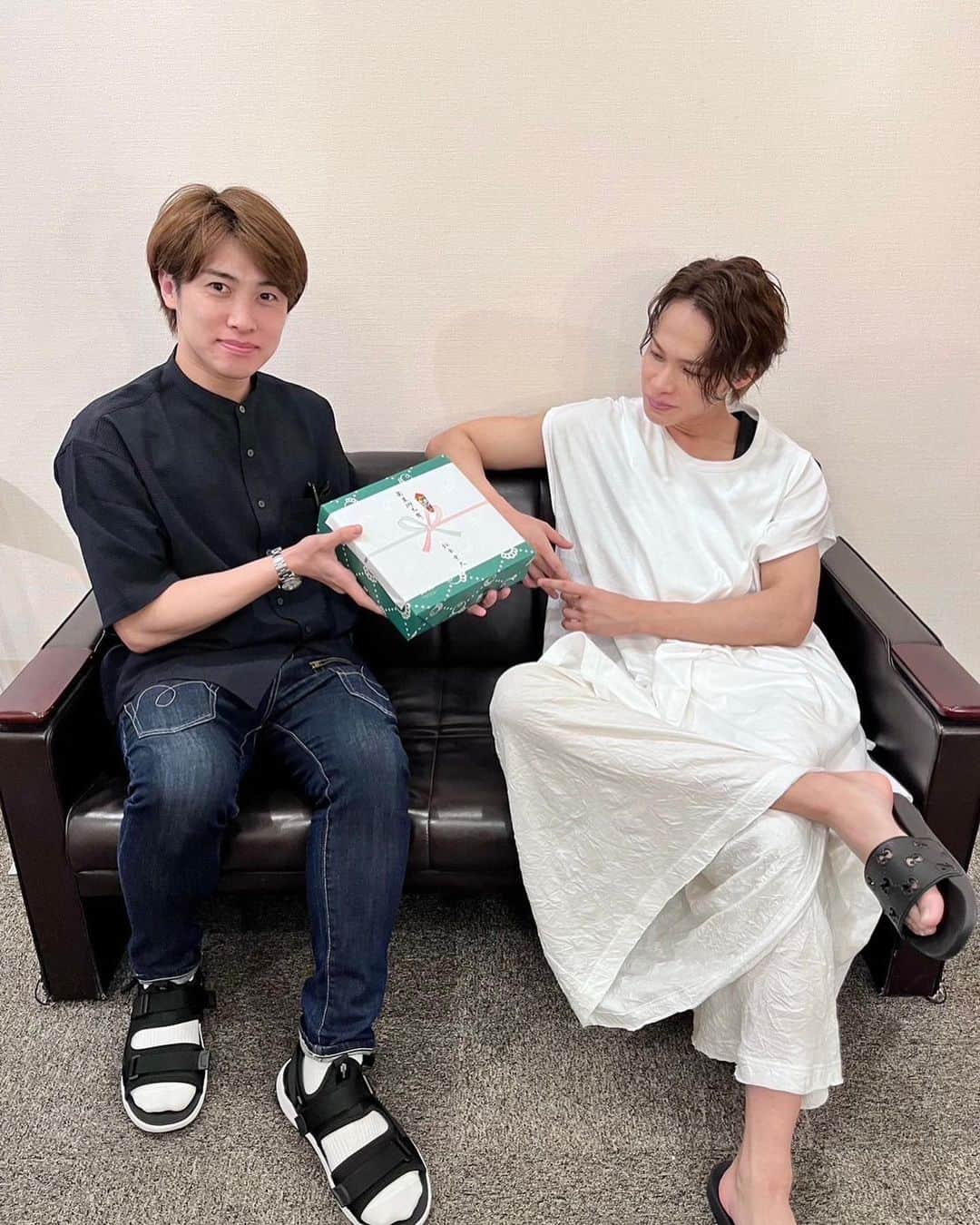 上田竜也さんのインスタグラム写真 - (上田竜也Instagram)「今日は後輩の 松本幸大君が 観劇に来てくれました。  早速 仕留めようと思いましたが  こいつはわかっていた…。  税金という名の 貢物をしっかり納めてきやがった…  よかろう！！  合格！！  #2枚目 #の #どうです？僕分かってるでしょ？ #間の #ドヤ顔 #が気に入りませんが… #まぁいいでしょう。 #松本幸大 #上田竜也 #afterlife #明日で #千穐楽」7月17日 22時53分 - tatsuya.ueda_kt