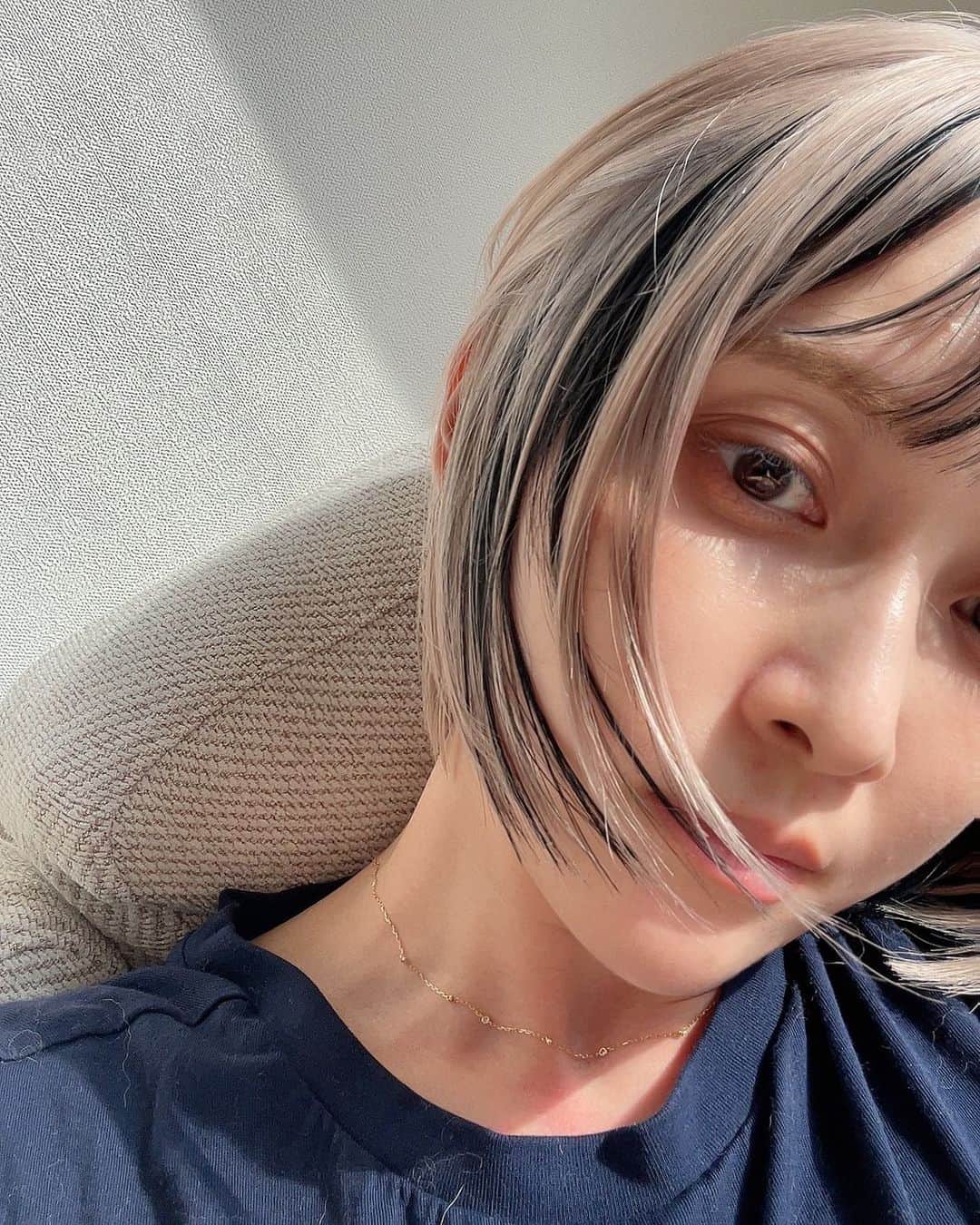 和田えりかのインスタグラム：「この前髪とばいばい🌀☁️ また機会があればやりたいな←  リップもしてなくてすまぬ。⚠️  #デザインカラー」