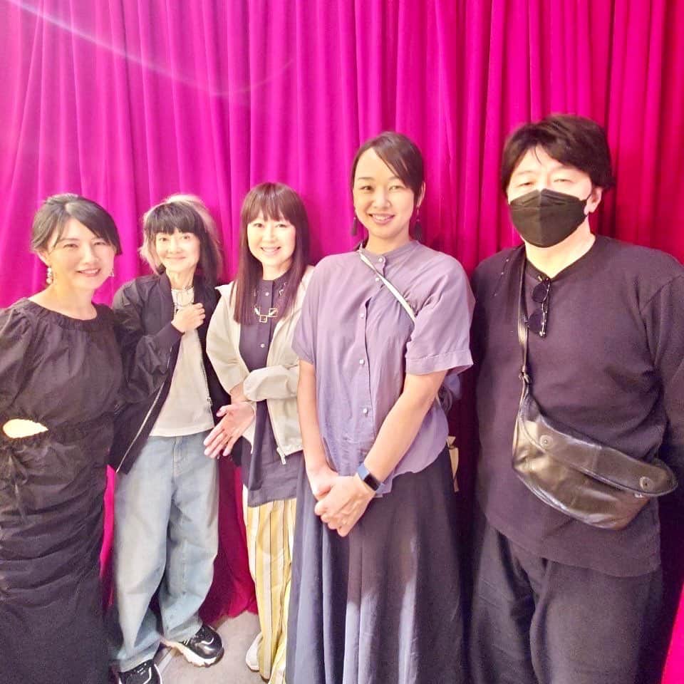 諸岡なほ子のインスタグラム：「中江有里、ちゃん、と呼ばせていただきます。  昨日は、仲良くしていただいている山川恵津子さんに誘っていただき、中江有里ちゃんのLIVEを観に行ってきました。  素晴らしかったです。 とっても。  私たちがデビューしたての新人歌手だった、恐らく1992年のある日。 中江有里ちゃんとは地方の音楽イベントではじめてご一緒したのだけど、アイドルや演歌歌手のおしゃべりに群れることなく、ひとり片隅で文庫本を開いている姿を見つけて、かわいくてカッコいい人だなと思っていました。  その後、同じ高校に通っていたりもして、私の方では一方的に親近感を持ってそれから後のご活躍も拝見してきました。  俳優としての力はもちろん、小説を書いたりコメンテーターもできてしまったり、多才で魅力的でとにかく笑顔がステキで。  でも、中江有里ちゃんの身体表現の素晴らしさをもっと見られたらいいのにな…と思っていた私に、昨日のLIVEは「これだよね？」と見事に応えてくれました。  自作小説の朗読劇と音楽ライブという構成。  透明感あふれる少女のような声としっとり響く大人の女声を自在に行ったり来たりして。  声の響きの向こうにいくつも景色が見えて、複雑な心境も手に取るように分かって。  表現者、中江有里を堪能してきました。すごいよ。これだよ。思ってた以上だよ、と。  終演後、楽屋にお邪魔するとまた全然違った中江有里ちゃんに会えて、私のテンションは上がりまくりだったので、ついおしゃべりしすぎてしまった気もしますが、とにかくうれしくて楽しくてちょっとした旅をしたような気分の一夜となりました。  写真は左から、中江有里ちゃん、山川恵津子さん、山口美央子さん、私、松井五郎さん。素敵な音楽を作る方たちに囲まれてしまいました。なんて贅沢。」