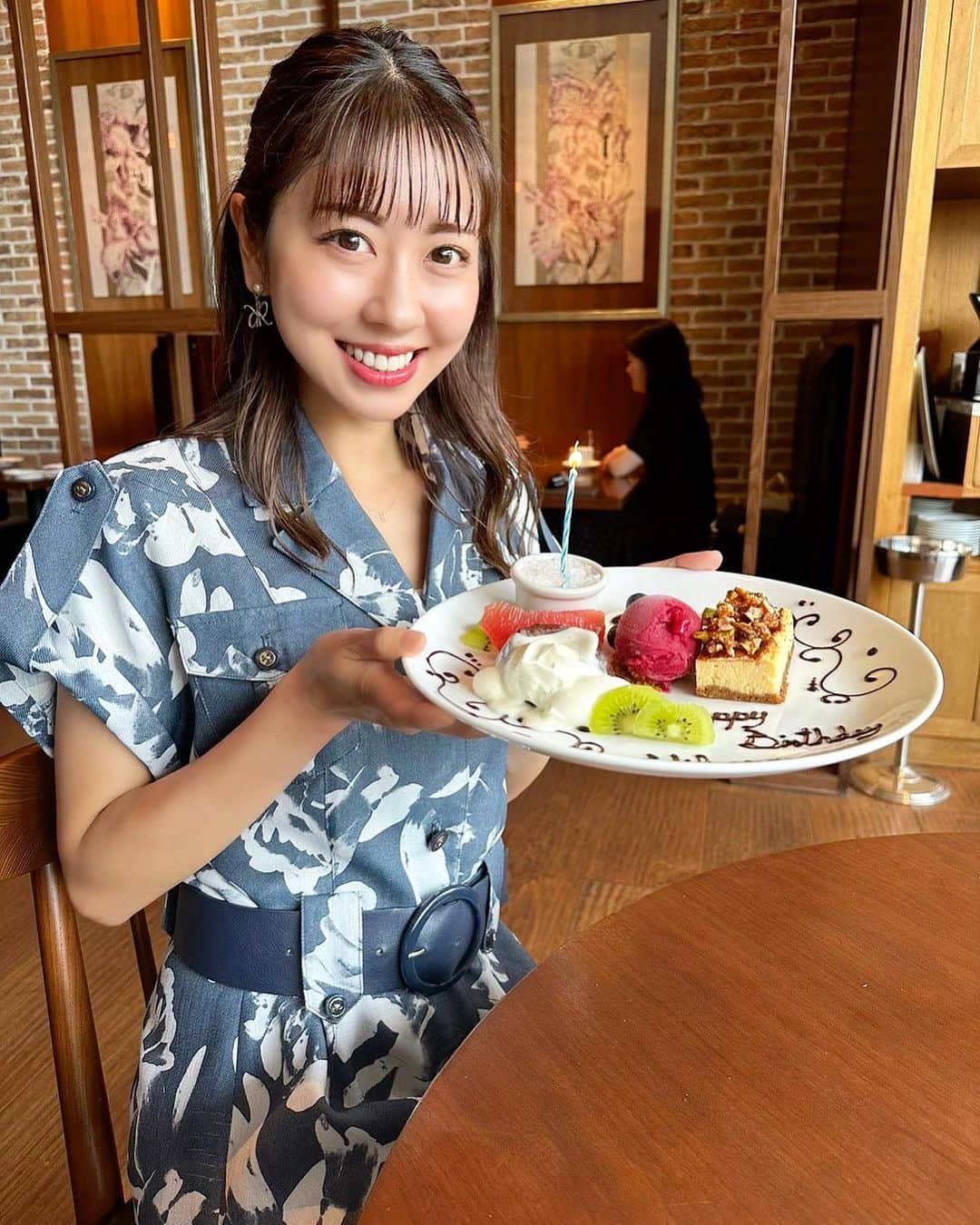 小山ひかるのインスタグラム：「あかねぴお祝いありがとう🎂❤️ モリモリサラダランチ美味しかった🥗✨ . . #ランチ #lunch #六本木 #六本木ランチ #ミッドタウン #ミッドタウン六本木 #unionsquaretokyo #unionsquare #サラダランチ #バースデープレート #誕生日プレート #誕生日祝い #誕生日 #birthday #happybirthday #happy #smile」