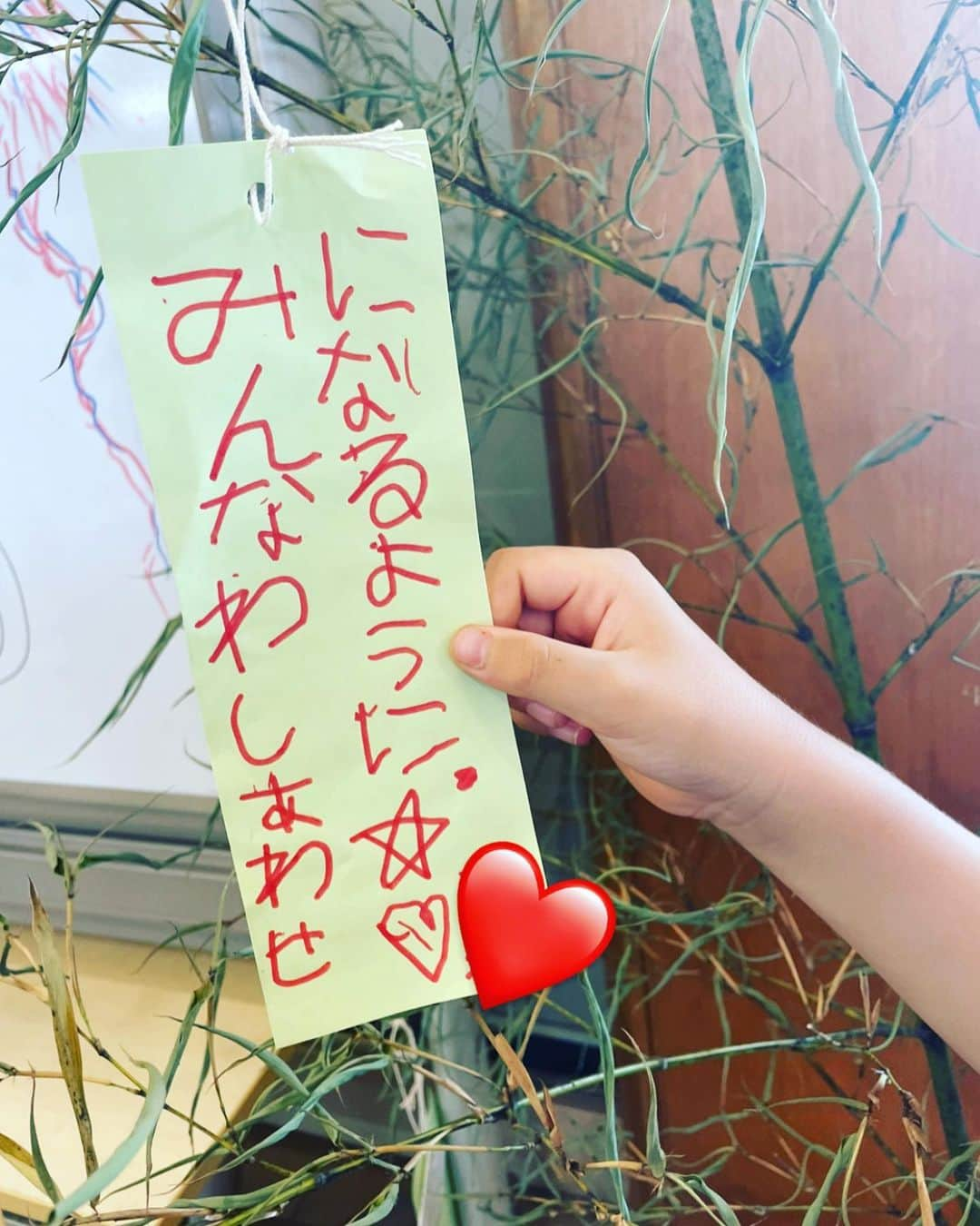 笹本玲奈のインスタグラム：「今年の七夕の短冊見て胸が熱くなりました。 5歳の我が子から日々色々な事を思い出させてもらい気づかせてもらっています。」