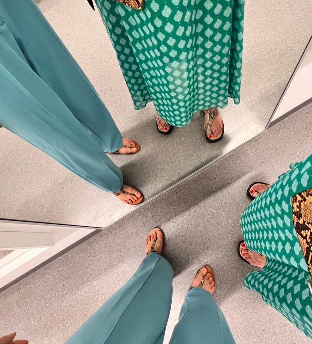 小林万希子さんのインスタグラム写真 - (小林万希子Instagram)「・  もう…暑すぎません？  先日の一コマ✨  どんどん服装が簡易になってきます…笑  とりあえず 何か着てたらいいだろう！ 何か履いてたらいいだろう！ のレベルになってきました🤣  この日は2人とも ブルーグリーン  たまたま偶然の 色合わせ🩵💚  ちなみに私のポシェットと ユッキーのペタペタサンダルは 私が昨年ZARAで購入したもの🐅  アニマル柄は夏に重宝します❤️🐍  #暑すぎ  #溶ける 😅 #日差しが強い  #夏コーデ  #ブルー  #グリーン  #涼しげな色  #涼しいコーデ  #足元も軽く  #ビーサン  #サンダル  #できるだけ何も着たくない 派‼️🤣」7月17日 23時04分 - macky1218