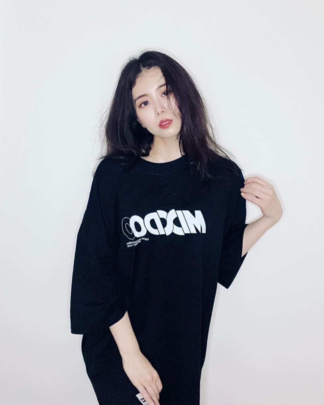 宮村ななこのインスタグラム：「きゃわわなTシャツ。  #mixdo  #台湾ブランド  #アパレル  #tシャツコーデ  #tシャツ  #photo  #photography  #portrait  #portraitphotography  #black  #apparel  #appareldesign  #design」