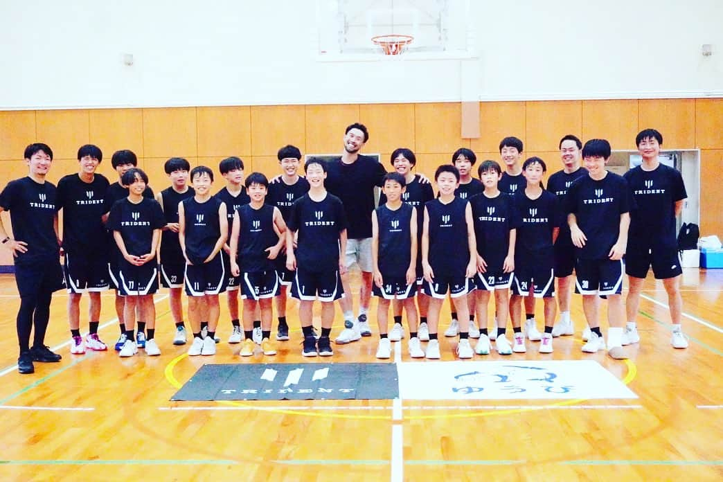 大宮宏正のインスタグラム：「7月15日 大分県大分市のU-15 バスケットボールチーム TRIDENTのクリニックに行ってきました。  大分空港を出るとやはり九州の自然は別格ですね。 高速から見える別府温泉の街には目を奪われ、立ち昇る湯気に癒されます。  大分市に着き、チーム代表を務める陽平、コーチの純平と誠吾は専修大の仲間でバスケットの話を何時間も話してクリニックを迎えました。  暑いコートで、猛暑の１時からのクリニックでしたが選手たちはモチベーション高く取り組んでくれました。  どこで誰と練習をしても伝えたいことは同じです。 また大分でみなさんが頑張っている姿を見に行きます。 ありがとうございました。  何と言っても今回、クリニックを企画して頂いたゆうび高司社長を初め、トライデントの関係者の皆様、保護者の皆様、ありがとうございました。 人との触れ合いの暖かさを感じられる大分、素敵です。 またお邪魔させて下さい。  @trident.basketball #omi's basketballclinic #tridentbaseballschool  #basketball  #大分」