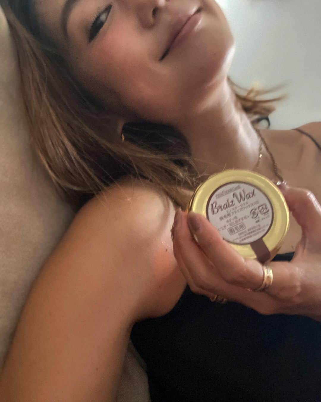 堀舞紀のインスタグラム：「🍯🐝  みなはーん！？ 夏の準備はできてまつかー¿  😀 忙しくて自分時間の少ない お母ちゃん達に朗報です🗣  WAX脱毛が自宅でできちゃう キットがあります🫰🏾  しかも！ 原料は蜂蜜🍯と水飴を主原料としてるなんとも美味しそうな🤤このソフトWAX!!!  温めたり 溶かす必要なくそのまま使えるのも 簡単で🥺✨✨ スバラシ！！！  やり方は動画にしてみたけど コツを掴めば 😳😳😳🌼 ラクショー！ 自分で出来ちゃったよ〜 (付属のシートは小さく切って小範囲からはじめてみて！)  コツを掴んだのは3回目くらいでした🙄  みんなはWAX脱毛サロン行ったことあるかな？  ある人なら 3回目からスイスイ出来ちゃうと思う🙄  自宅で、 自分でできるのありがたい〜  しかも 蜂蜜〜🐝 安心〜🫶🏾💕  周りの友達にもオススメしちゃお🫣  詳しいやり方とかは  https://www.tenstar.jp/tenstarcecil/  サイトに出てるから参考にしてみてね。  とにかく めんどくさかりな人🙋🏽‍♀️ とにかく 時間が無い人⏰ とにかく 蜂蜜が好きな人🐝 WAX体験者なら直ぐに慣れると思う！けど初めての人とかは、、、 動画とか沢山みて研究してやってみて。不器用な私でも出来るからみんなできちゃうと思うけど🥺🥺🥺  出会えて嬉しい😃  ハマるね、これは！！  PR @tenstar.fan #ブラジリアンワックス #ブライズワックス #シュガーワックス #テンスターセシル #セルフ脱毛」