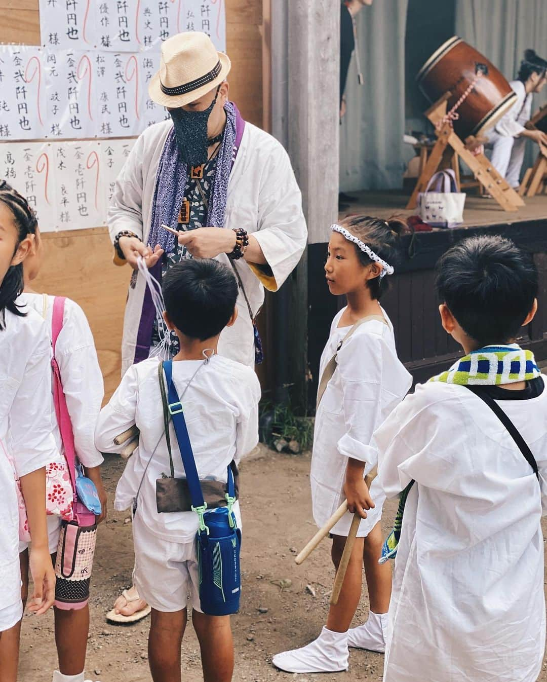 高橋菜摘さんのインスタグラム写真 - (高橋菜摘Instagram)「早くも夏やり切った感🥹🔥 息子くん太鼓デビュー🪘 太鼓の達人好きだしって軽く始めたけど 実際は先生厳しいし週２回夜に長い時間練習して 帰る頃は寝る時間。いつ弱音吐くかな〜なんて思ってたら 練習始まってすぐテストに合格し なんで今までやらなかったんだ、1年生からやれば良かった😳 って言い出す程楽しくて楽しくて仕方が無かった様子。 なんなら習い事だと勘違いしてて祭りが終わったら もう練習がない事にショックを受けてた。 先生厳しい時はすごく厳しくてそれ以外はすごく優しくて 最近そういう環境ないから本当にありがたい🙏  そんな息子くんの本番！ かぁちゃんはなんだかソワソワしてあんまり眠れなかった〜 とにかくわたしは暑さのサポートを徹底的にする事だけを考え。 迎えた本番は息子もちょーーーかっこよかったし 周りのみんなも頑張ってて最高にかっこよくて 一致団結が目に目えるほど素敵でした。 息子もいつか大太鼓を叩く日が来るのかな？✨ いつかリーダーを頼むよって言われてたけど さて、来年再来年とまたどんな成長をするかな？♡  飲み物食べ物お酒色々くれた街の人たちありがと〜🥹🩵 子供たちの休憩場所はプール🤣  わたしも子供の頃深夜に起きて神輿に付いて行って 神輿が海に入って行く圧巻の浜降祭を 当たり前のようにずっと観て育って来た。 今年はこんなにも暑かったから 太鼓の疲れもあって海には行かなかったけど 来年涼しかったら観に行こう〜！ 本当に祭りってルーツだよね✨ 戻って来てくれてありがとう。  さぁ夏休み前にお腹いっぱいだけど もう一つの地元、新潟の祭りもあるし予定はてんこ盛り✔︎ 今年も何を絵日記に描くかとんでもなく迷っちゃう程 遊び尽くしましょ〜2023 summer🍉  #夏祭り #祭 #神輿 #太鼓 #ダボ #🪘 #浜降祭 #3年生 #男の子ママ #神社」7月17日 23時09分 - natsu128