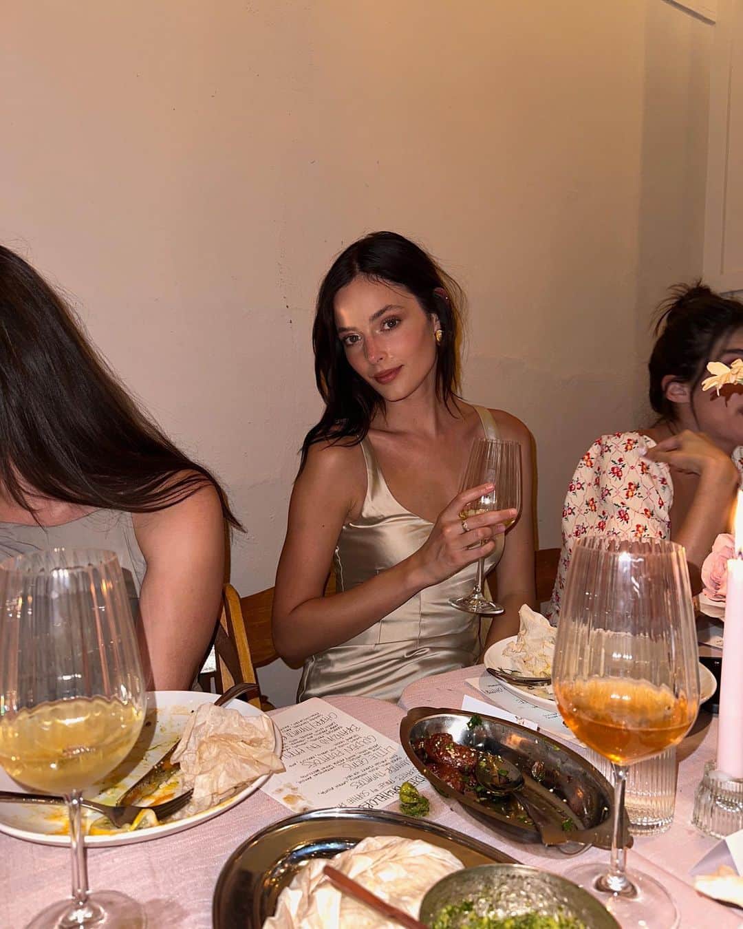 サディ・ニューマンのインスタグラム：「lucky lady the most amazing food by @sophies__table & wine thanks to @jumbotimewines 🤍」