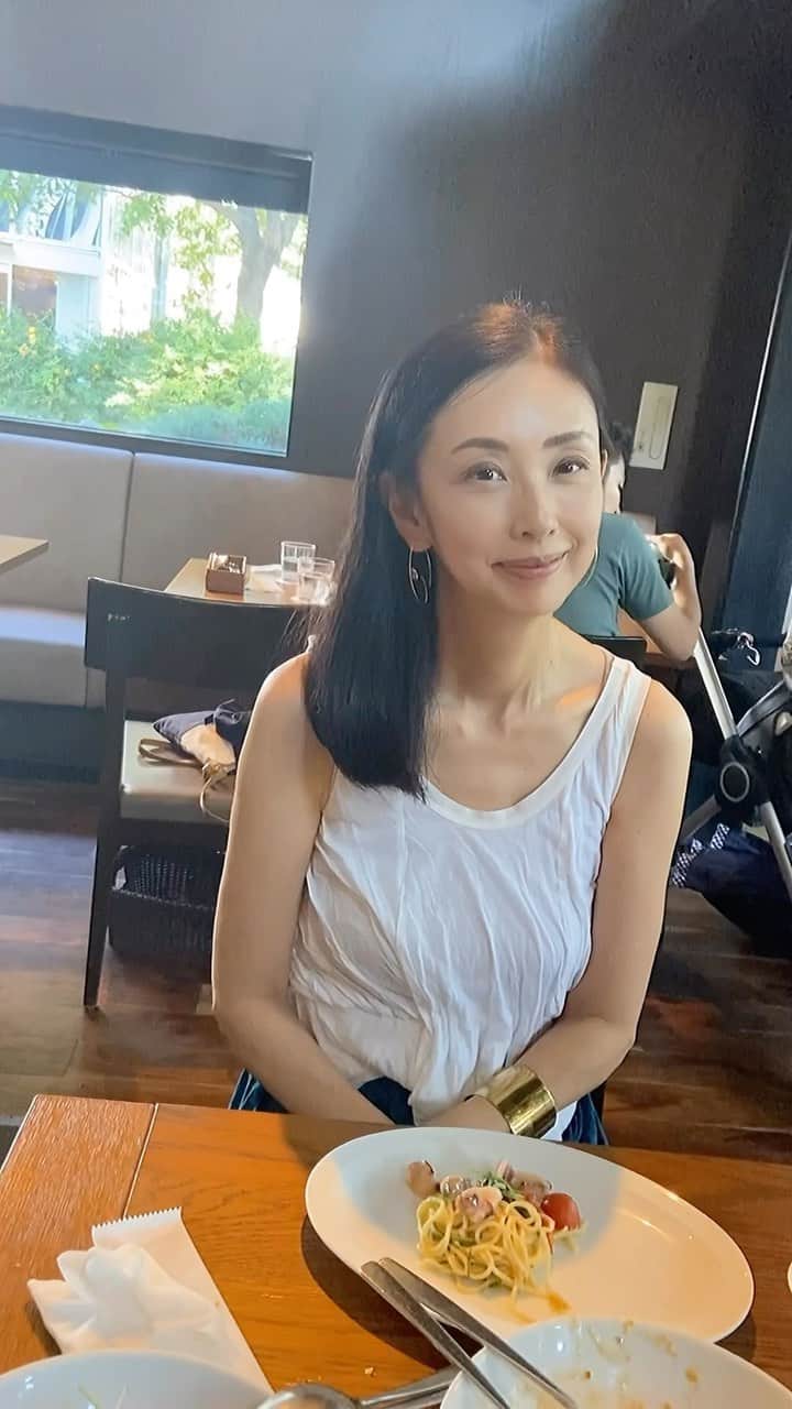 田村翔子のインスタグラム：「筋トレの後のランチ。 夏バテしたくないので、いっぱい食べました😊  #健康#夏コーデ#summerfashion#summeroutfit #田村翔子#ライフスタイル #lifestyle」