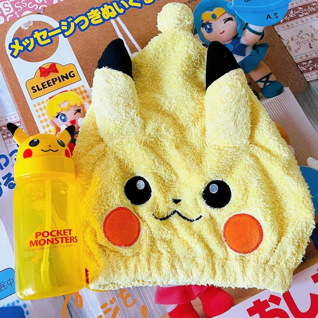 小川満鈴のインスタグラム：「₍˄·͈༝·͈˄₎◞ෆ⃛̑̑ෆ⃛ ねぇ、わたしポケモンほとんど見たことがないのに…… 最近ピカチュウグッズが増えてるの。 あら不思議🤫  #ポケットモンスター #ポケモン #ポケモンセンター #ポケモンストア #ポケモン世代 #ポケモングッズ #ピカチュウ #ピカチュウグッズ #黄色 #サウナグッズ #ウォーターボトル #ストロー飲み #ストローボトル #水筒 #サウナ女子 #サ活 #サ活女子 #サウナ好きな人と繋がりたい」