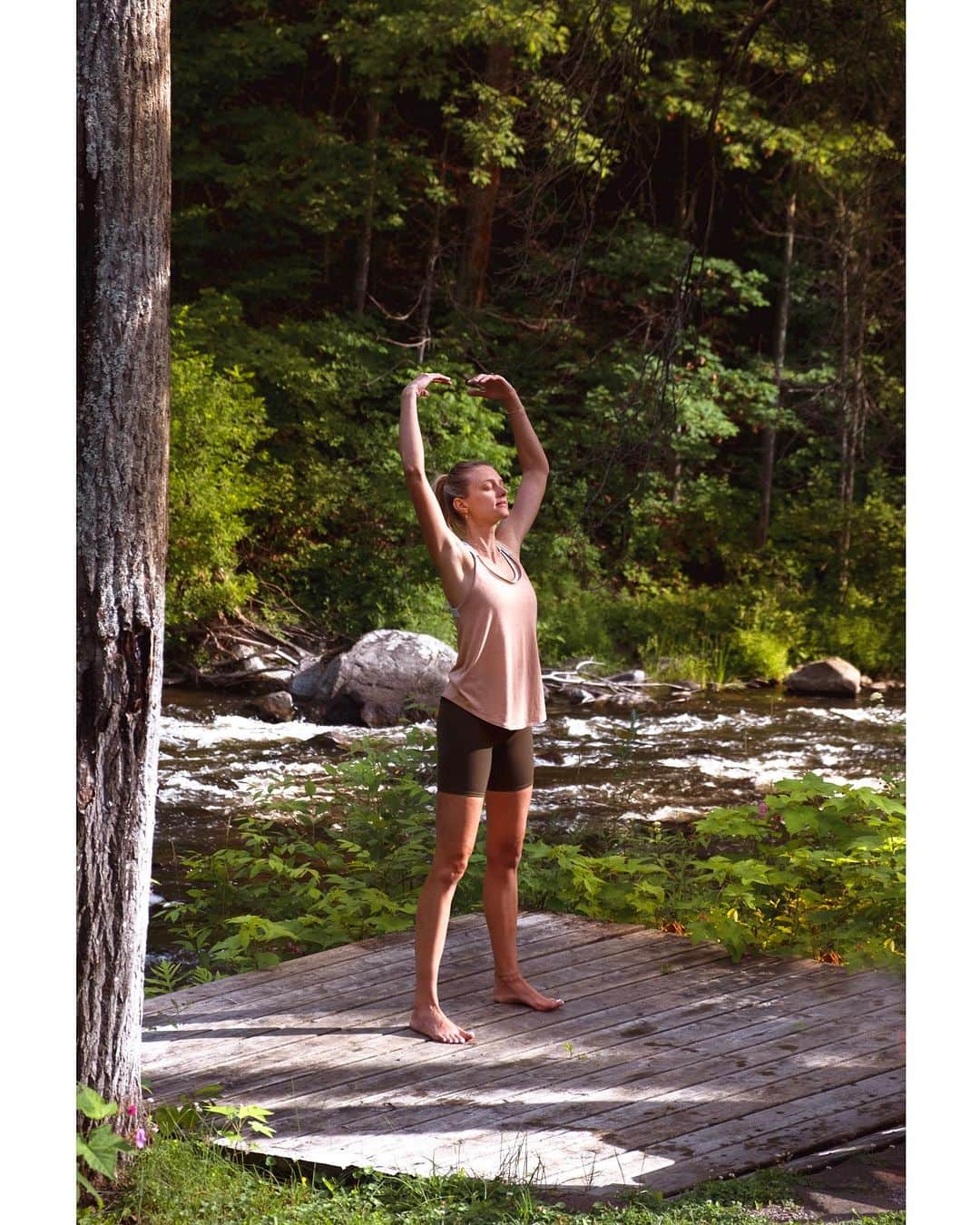 シグリッド・アグレンのインスタグラム：「One of my favorite things when traveling : practicing Qigong in amazing locations 😍 This was amidst the beautiful Canadian nature 🇨🇦🍁 Next destination : Redwoods, California in 10 days with @holdenqigongofficial for a proper Qigong retreat. Can’t wait 🤩」