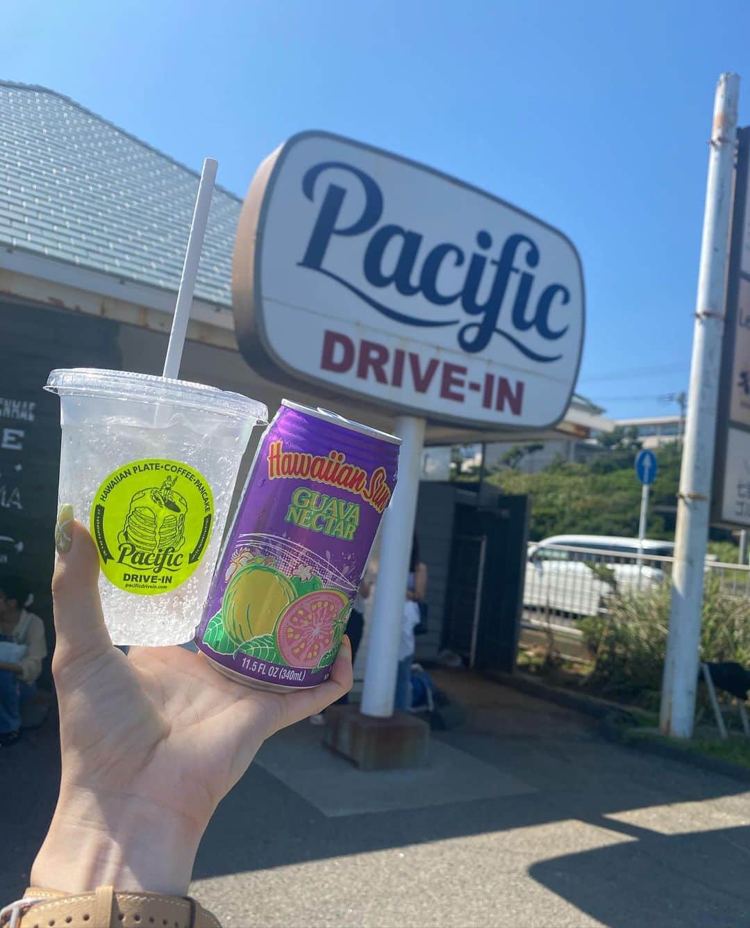 細越麻未（ami）さんのインスタグラム写真 - (細越麻未（ami）Instagram)「🌴🦐 . 大好きなガーリックシュリンプを 食べに @pacificdrivein へ！ . Hawaiiで食べたガーリックシュリンプを 思い出して行きたくなったぁぁぁ〜！！ . 江ノ島あたりをドライブだったので、 肌見せヘルシーコーディネートしてみました」7月17日 23時25分 - ami_hosokoshi_75