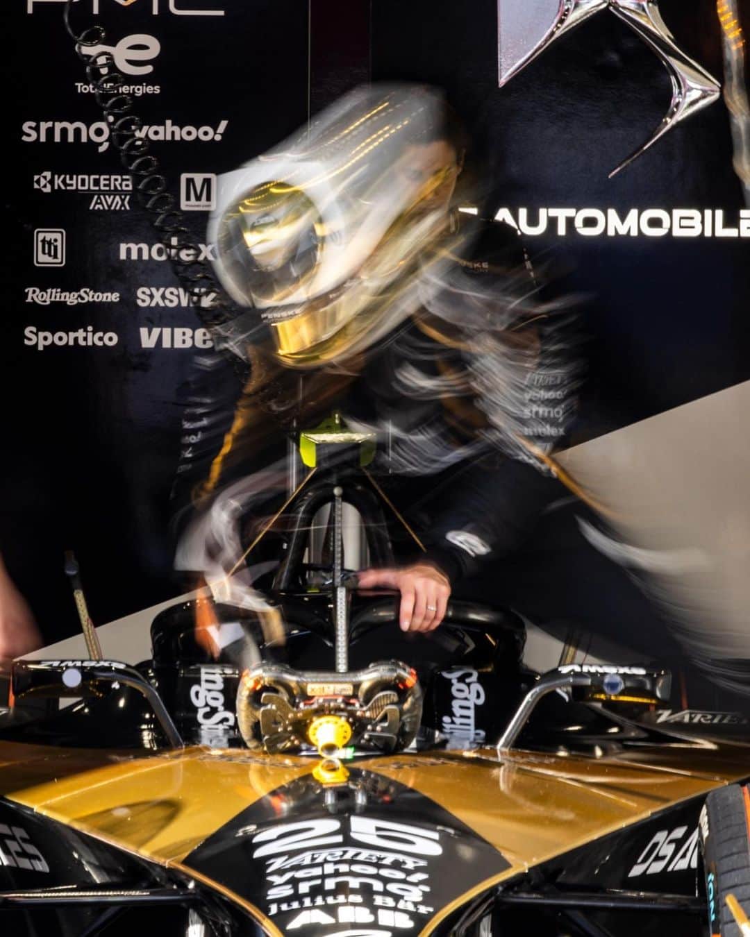ジャン＝エリック・ベルニュのインスタグラム：「A hot and tough week end in Rome. We managed to salvage some points on Saturday coming back from 16th to 5th but yesterday’s race didn’t go well and I was involved in an accident that broke my front wing, had to change it and that was the end of it.  Difficult time as we are crucially lacking pure pace, the championship is unfortunately over for me… We will focus on the last race in 2 weeks in London to try new things and have a clear direction to improve the car for next year.  Thanx everyone for your much needed support, we will bounce back 👊🏼」