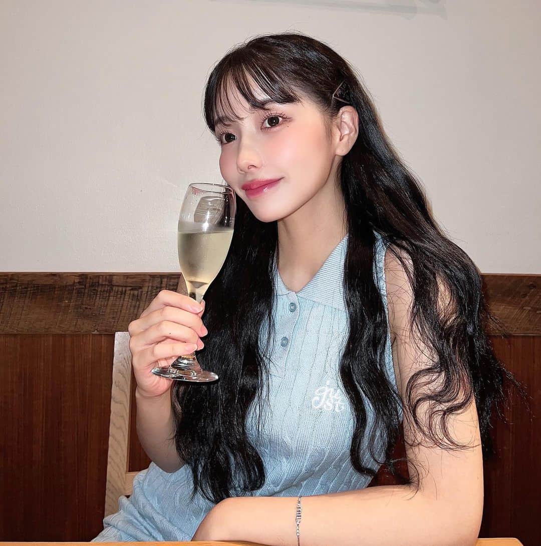 えみ姉のインスタグラム：「ㅤ どんな3連休だったー🍷？♡♡♡ 私はたべすぎたよん ㅤ 明日からまただりーけどのんびり生きようや^_^ ㅤ 全部だりーなー^_^ くらいでちょうどいいのだ。50%くらいの力でな ㅤ たまに本気出せばそれでいい ㅤ 心に厨二病を。 厨二病マインドっていいんよな(笑) ㅤ ㅤㅤ #一体何のアドバイス #とりあえず平日だるいね」
