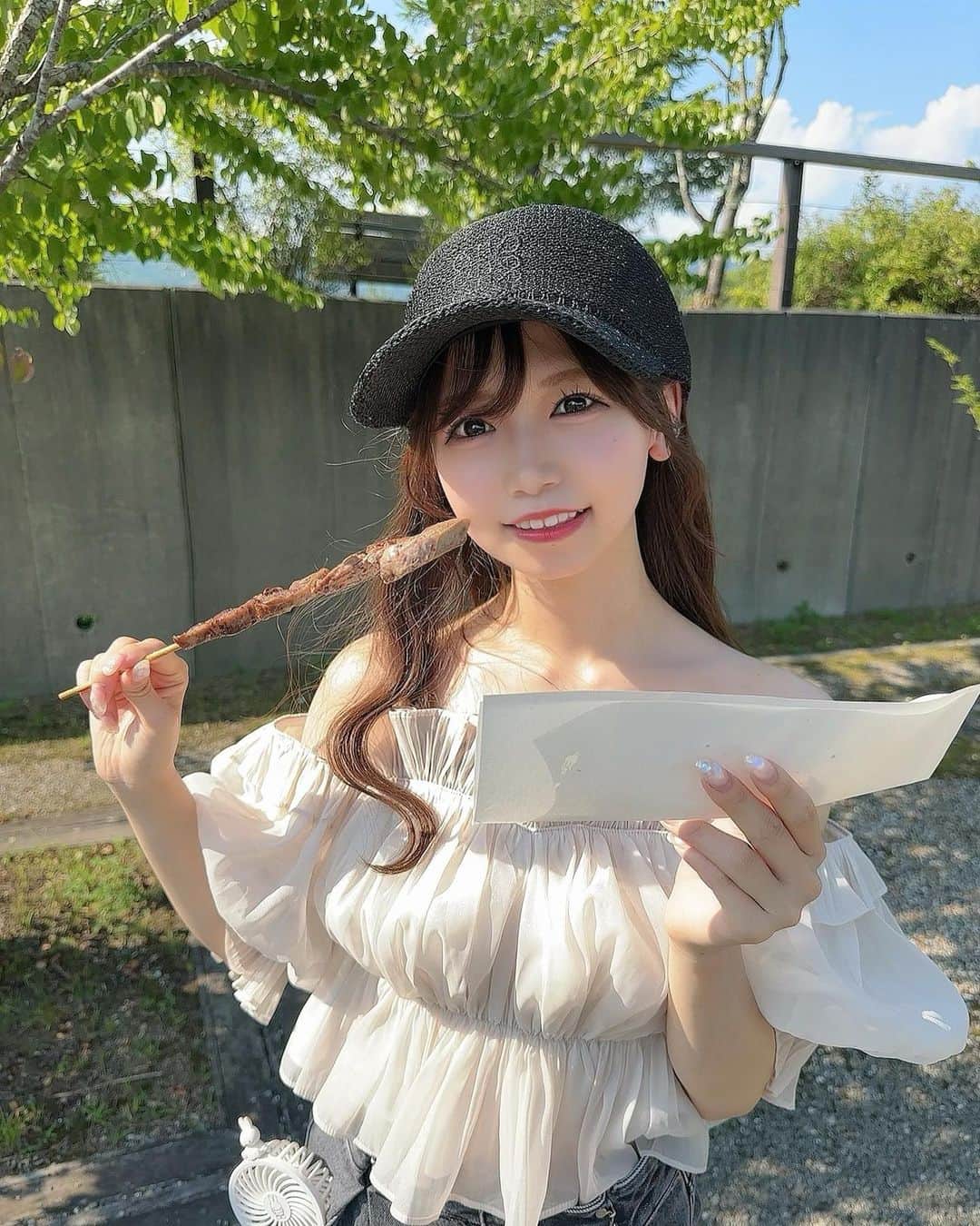 畑美紗起のインスタグラム：「お肉は牛タンがすきだよ💭🍖 みんなはなにがすき〜？  今日は朝から山中湖に×純でライブをしに行ってきました！ みんなでバス乗るのもライブするのも全部楽しかったあ🚌  野外フェスっていいよね…🫶🏻 今月はあと1つフェスがあるからそれもたのしみだよお∩^ω^∩  今日すごくあちあちでとろけたけど、 出番のときは涼しくなってたから気持ちよかったなあ🫠 もちろん汗かいたけど💦💦  かき氷とお魚の塩焼きがお目当てで 売り切れてて泣きました…🍧🐟 でも牛タンもおいしかったよ🫶🏻  ブラウス・デニム： @snidel_official  キャップ： @crayme_official   #畑美紗起 #ブラウス #ブラウスコーデ #スナイデル #コーディネート #コーデ #ブラウスコーデ #パンツ #パンツコーデ #今日のコーデ #今日のメイク #japanese #japanesegirl #fashionista #ootd #me #shooting #snidel #blouse #instagood #fashion #fashionstyle #fashionblogger」
