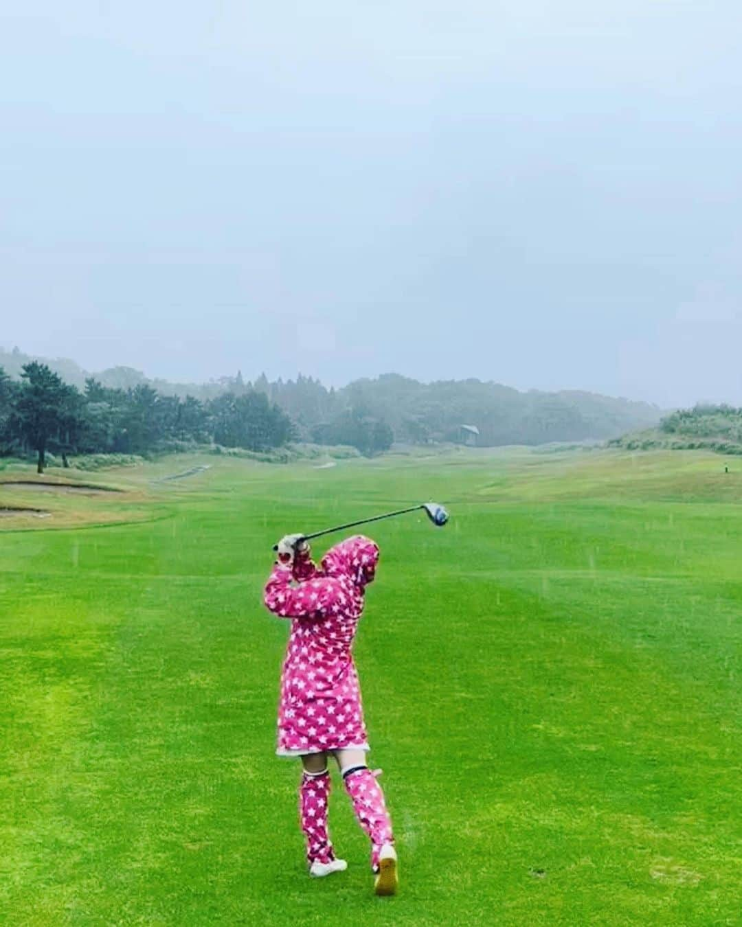 やすみりえさんのインスタグラム写真 - (やすみりえInstagram)「⛳️☔️⛳️  あおもりレディースオープンゴルフトーナメントを観戦した翌日は #夏泊ゴルフリンクス  へ…！  かなりの雨、でした☔️💦  #川柳#ことばの力#ことのは#575 #ゴルフ#golf #ゴルフ大好き #ゴルフ上手くなりたい  #natsudomarigolflinks  #青森  #夏泊 #夏泊にスコットランドの風が吹く  #ゴルフ場の景色  #合羽姿#雨にも負けず  #雨ゴルフ#雨女」7月17日 23時22分 - rie575kotonoha