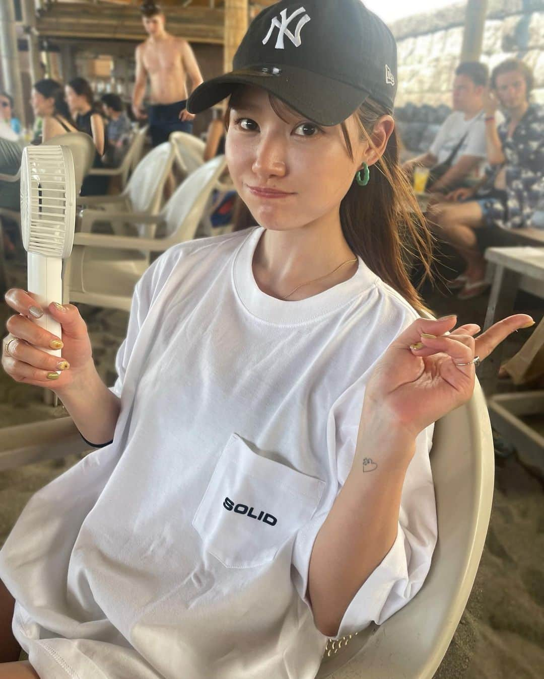 夏希リラのインスタグラム：「海の日だー🏖 葉山の一色海岸に行ってきたよ👙 水着の上にSOLIDのTシャツ着てた👕かわいい🥳XLサイズだとワンピースみたいになるから水着も隠れて移動中もこれで過ごしてた🙆‍♀️  SOLIDのお洋服はシンプルなデザインだからシーズン毎に1つあるとすごい良い🫶  #solidjapan #staysolid #ソリッドジャパン #tシャツ #tシャツコーデ #一色海岸 #海 #水着 #葉山 #逗子 #湘南」