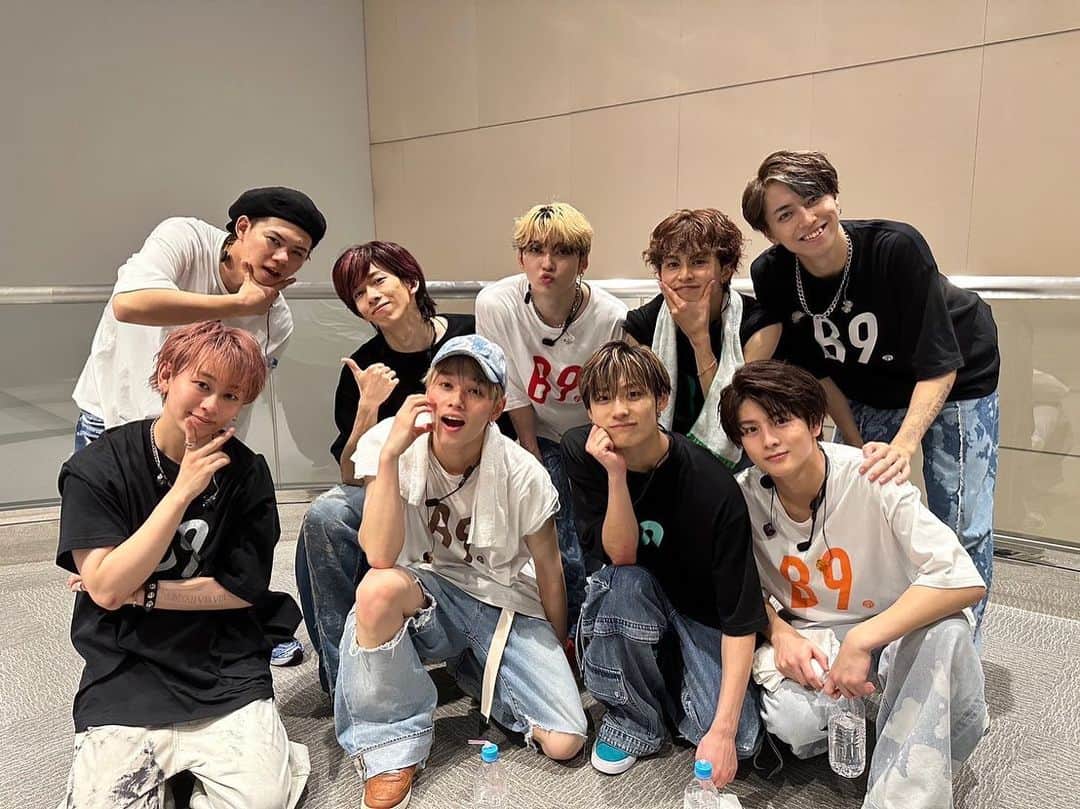 リョウガのインスタグラム：「B9 Unlimited横浜公演終了 これまた最高のライブだった。 冗談の通じない8号車達は驚かせてすまんかったな🙂 来てた家族と一部のスタッフも足が震えたらしい。 次ドッキリする時はもう少し下手くそにやります。 #b9unlimited」