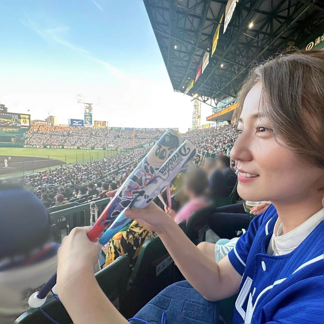 久野静香のインスタグラム：「＊ 関西に引っ越して1年ほど。。 甲子園球場に何度も何度も 中日の応援に行ってるんですが、 私が行く試合は毎回負けている😭 ⁡ 次こそは必ず…‼️ ⁡ #中日ドラゴンズ  #阪神タイガース  #甲子園球場」