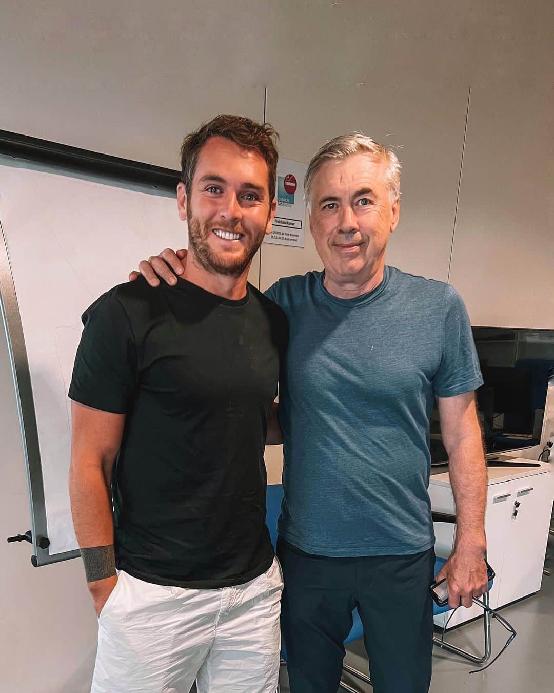 イバイ・ゴメスのインスタグラム：「Me siento inmensamente afortunado de tener la oportunidad de aprender de los mejores. Dos días fantásticos y con más ganas aún si cabe, de empezar esta nueva etapa ⚽️⏳  • ¡MIL GRACIAS Davide por esta oportunidad!  ¡Gracias @mrancelotti y a todo tu equipo! 🫡 • ¡Alegría volver a verte @atezaincoach ! ESKERRIK ASKO! 🙌🏼」