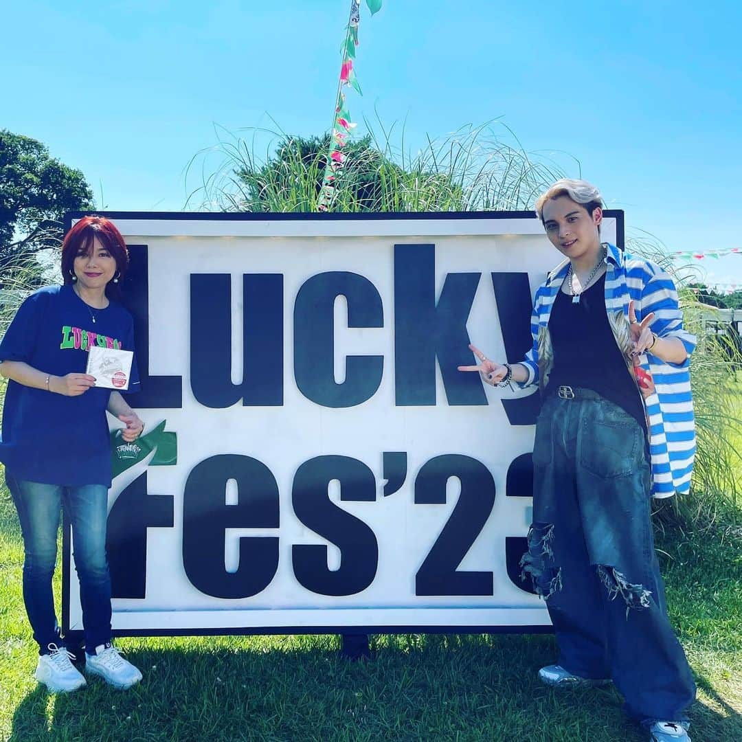 相川七瀬さんのインスタグラム写真 - (相川七瀬Instagram)「LuckyFes23🌈今年も参加させて頂きスーパー楽しかったです🎤🎸 見に来て下さった皆様、炎天下の中、有難う御座いました！☀️ 中継で見てくれた皆様も、心から有難う❤️  今日の思い出🌈🎤🎸  1枚目は、新しい学校のリーダーズさんに、おばさん1名混じってみた。笑 2枚目は、ハラミちゃんと🎹出番被っていて、会えないかと思っていたけど、会えて良かった❤️ 3枚目は、Novel Coreくんと💙わざわざCDを届けに来てくれたよ❤️有難う！！  楽しい楽しいLuckyFes スタッフの皆様、炎天下の中お疲れ様でした😊ゆっくり休んで下さい🌈  #LuckyFes23」7月17日 23時27分 - nanasecat