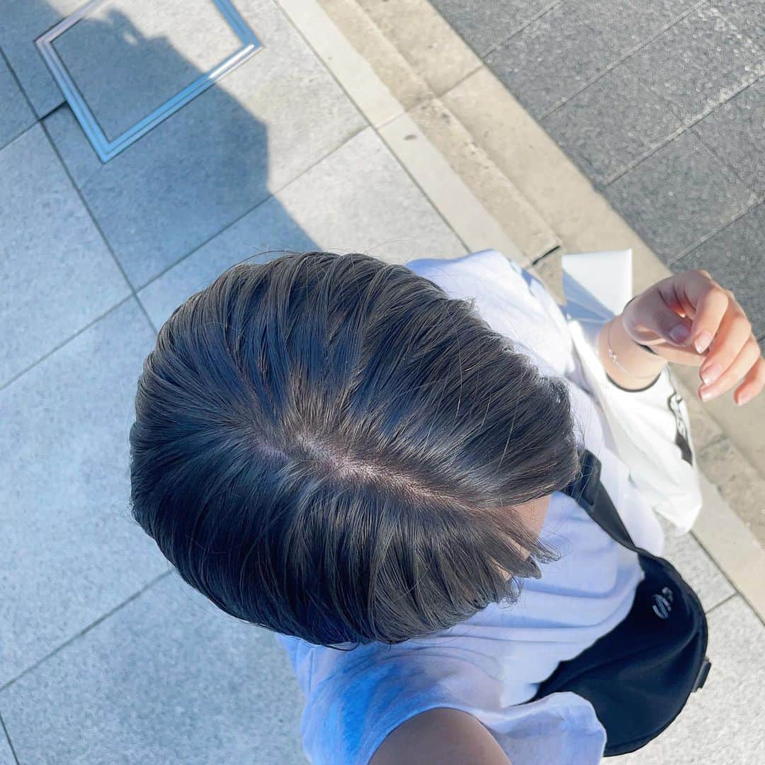 のインスタグラム：「🧡→🩶💙  最強に可愛い寒色になったので見てください。  暖色から寒色ってめちゃくちゃ美容師泣かせなのに私好みの絶妙なカラー🫧🫧  オレンジも可愛かったけど やっぱり寒色が落ち着きます。  ストーリーに載せたときに 何色ってオーダーしましたか!?って 何件か質問もらったけど オリーブ系で透明感出してください！ってゆーたヨ🫒」