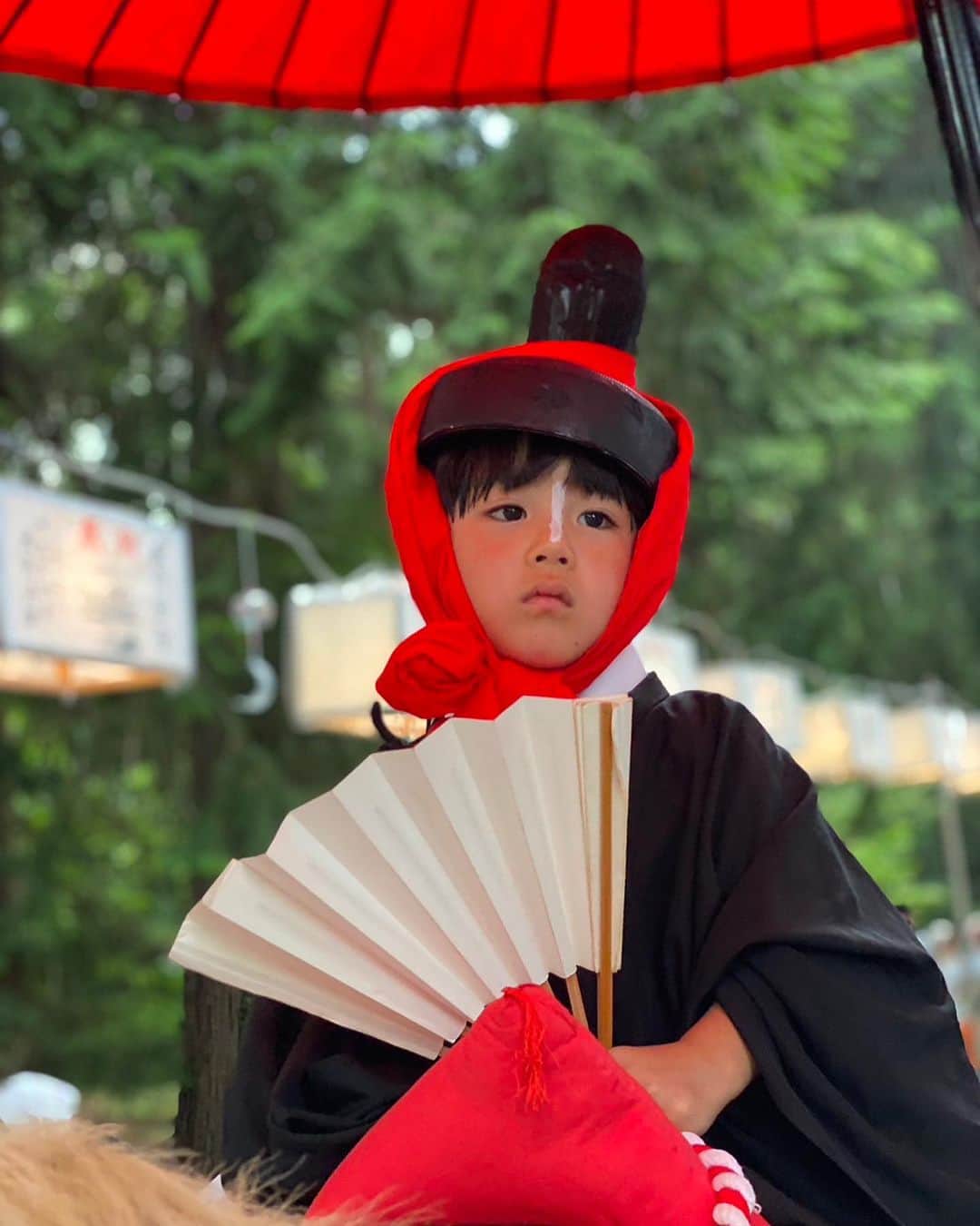 あかつのインスタグラム：「我があかつ部屋の長男弟子が、令和五年 【御宝殿熊野神社例祭】の【勅使童児】として地域の皆様にお世話になりました❗️ お馬さんに乗るのをこわがるかな〜⁉️ とも思いましたが、堂々としてました‼️ 大変貴重でありがたい経験をさせていただけました‼️ ごっちゃんです‼️  #御宝殿熊野神社例祭 #祭 #福島県 #いわき市 #錦町 #」