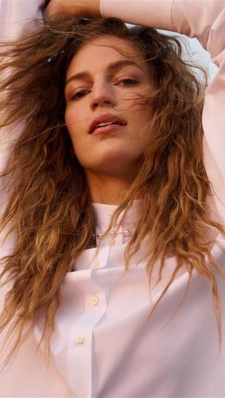 ELLE Germanyのインスタグラム：「Sie ist unser digitales Covermodel und hat mit uns drei Strecken im Heft geshooted. Mit dem ungarischen Model @vanessaaxente sprachen wir über ihre Highlights & Herausforderungen in ihrer Karriere, Mental Health und ihrem Unternehmen @essawrld ❤️ #vanessaaxente」