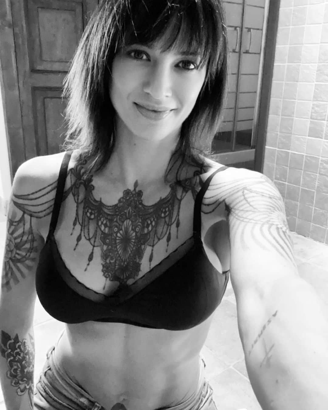アーシア・アルジェントのインスタグラム：「Fa caldo. Troppo caldo! Embè, sfido io, è estate. Viva il caldo. Sudare è bello. Purifica. Basta lamentarsi. Peggiora il disagio. Se ho caldo, quando posso, mi spoglio, cerco di non rompere le palle agli altri. Accetto la potenza di questo vecchio Sole e lo ringrazio di ruotare su se stesso ed io intorno a lui 🌞」