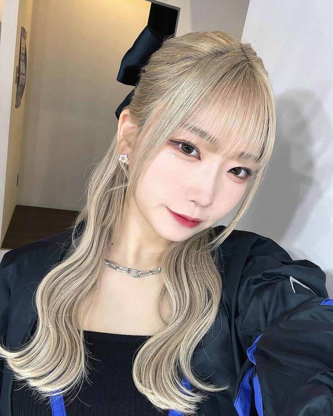 のインスタグラム：「🐈‍⬛🐈‍⬛🐈‍⬛  めずらしく、リボンつけたの どうかなっ  今日は2公演ありがとうございましたっ あちちだったぁ、 家帰るのヘトヘトすぎた🧎🏻‍♂️🧎🏻‍♂️🧎🏻‍♂️  みんな体調には気をつけるんだよっ  いつもライブ来てくれたり、久々に来てくれたり、初めてzanka見て気になって特典会来てくれたり、 本当に嬉しい、ありがとうっ  ペンライトとかも振ってくれたり🥲 見つけやすいっ🪼🪼🪼  いつもみんなありがとねっ みんながいるからがんばれるぜ🥲  #ヘアアレンジ #ブロンド #ハイトーン #金髪ロング #ウェーブ #巻き髪 #アイドル #japanesegirl #idol #アイドル衣装 #ハーフアップ#リボン #ヘアアクセサリー #シルバーアクセサリー #韓国ヘア  #좋아요반사　#셀카」