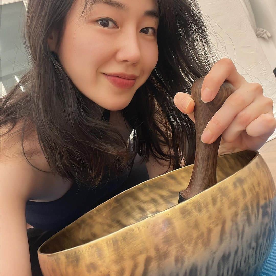 ソ・ウナのインスタグラム：「싱잉볼을 처음으로 배워보았다. 파장이 아름다웠다. 내 소리는 비록 둔탁했으나… 🙃✨」