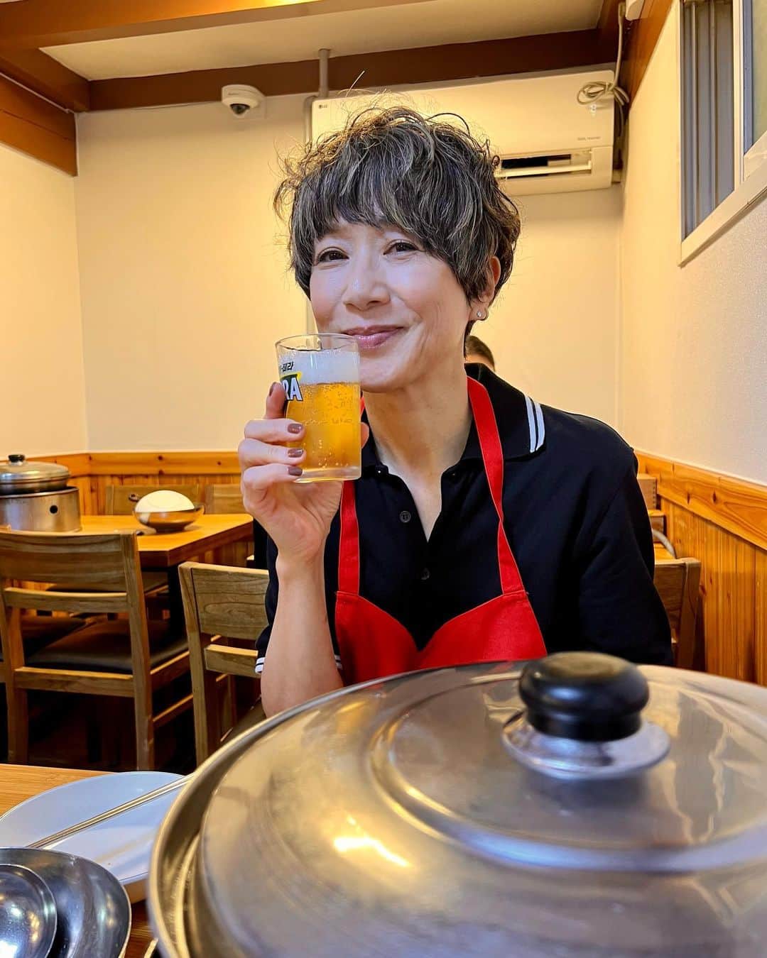 黒田知永子のインスタグラム：「. 久しぶりの韓国🇰🇷 まずはエプロンして🍺 タッカンマリからスタート▶️ 美味しかった〜  3.4枚目　お夕飯にはチャドルバギ🥩青唐辛子のタレにつけてお肉と一緒に食べると、どんどん進みます…ｷｹﾝ  5.6枚目　ノガリ横丁？道にテーブルと椅子でみんな食べて飲んで…私達はノガリ（干した魚を焼いたもの）をおつまみに、軽めの焼酎を少々🤭  お腹いっぱいで、歩いてホテルまで帰りました🚶‍♀️  #よく食べる予定 #韓国旅行🇰🇷  #黒田知永子 #chiekokuroda」