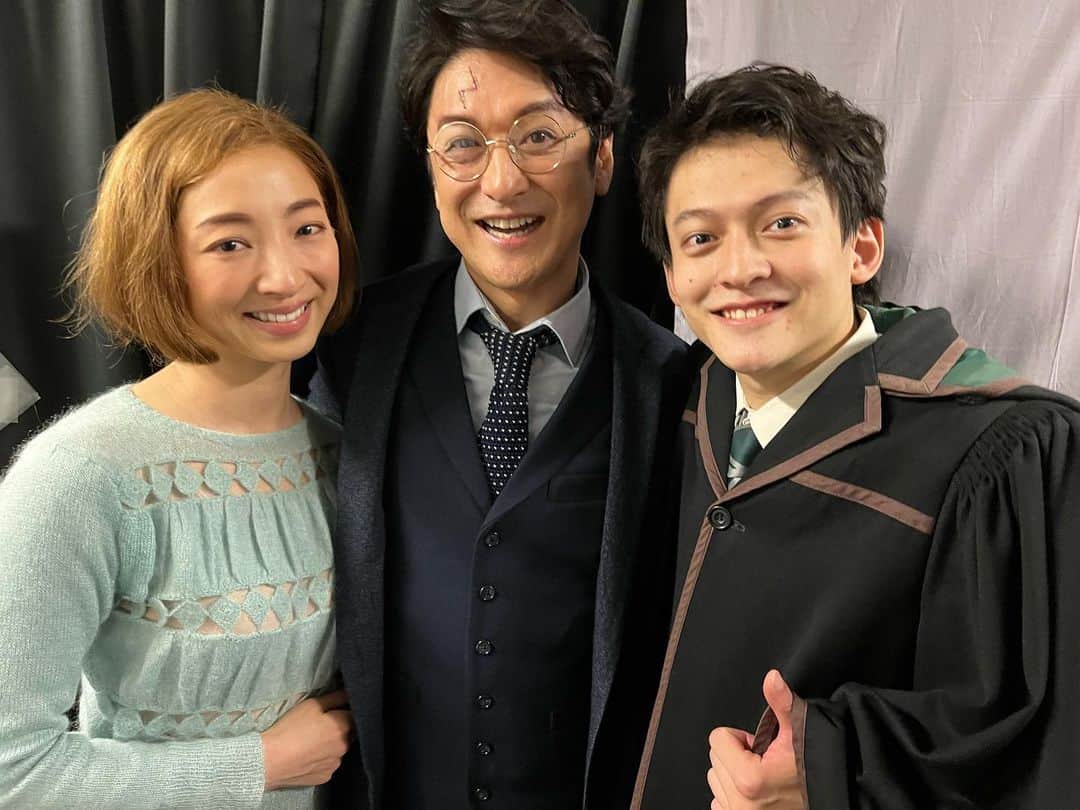 白羽ゆりのインスタグラム：「幹ニさんハリーありがとうございました✨✨  稽古の時、気付けばこの3人でお昼ご飯を食べてた。それぞれ個人で食べてたけど自然と定位置が出来てたのが懐かしい。  穏やかさの中にも茶目っけがあり、平和な空気がいつも流れてました。私から見たら大先輩ですが、同じ目線で話して下さる優しい方。  凄い人ほどフラット。やはりそうなんだと何度も幹ニさんを見て思いました。  アルバスの康平くんと親子ショットです🥹✨✨  心からありがとうございました！」