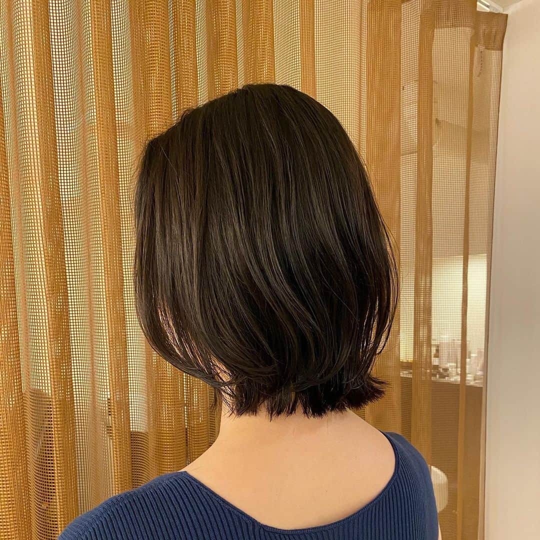 mar.ayaのインスタグラム：「ヘアメンテ✂︎ 10cmほど切ってもらった！ . この週末なんだか不調と思っていたら、今朝から発熱🤒 胃腸風邪かな…と思ってますが、明日病院行ってくる。 寒暖差あって自律神経もやられがちだから、皆さんご自愛ください…🙏🏻」