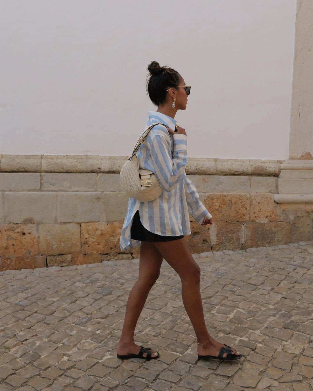 ジュリー・サリニャーナのインスタグラム：「Keepin’ things easy with a top bun and oversized shirt for dinner in Lagos. 🫶🏽 #portugal」