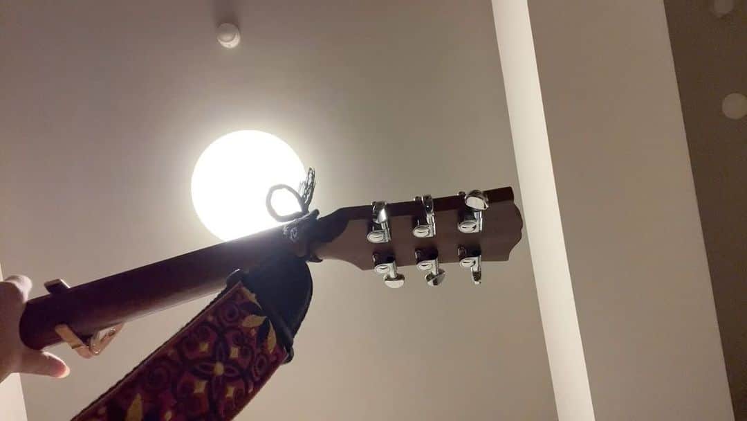 カネコアキのインスタグラム：「me me she/RADWIMPS」