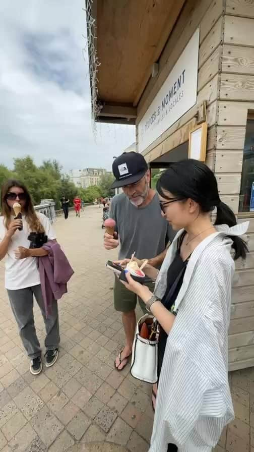 友永真也のインスタグラム：「街歩きしてたら友達できました✌️🇫🇷」