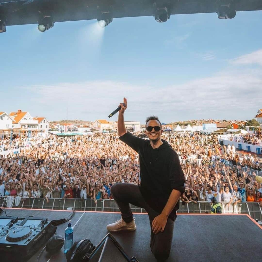 Spinnin' Recordsのインスタグラム：「It's summer, the sun is shining, festival season is in full swing and the music has never been better ☀️ @tungevaag - Sunrise (Club Mix) is this week's Massive Monday💥 Listen now on the Spinnin' Records YouTube channel.」