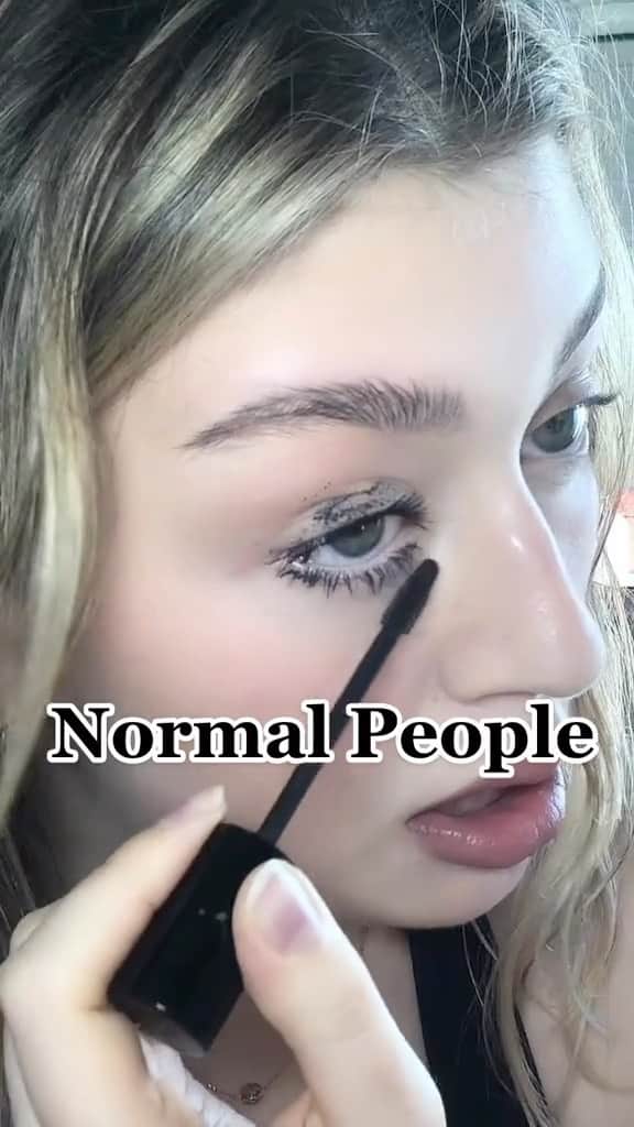 Huda Kattanのインスタグラム：「Who makes a face while applying mascara? I do 🙋🏽‍♀️😂 Video belongs to @nikaaa.dd She smashed this challenge #mascaraface」