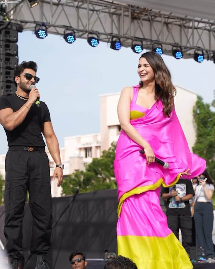 アリア・バットのインスタグラム：「and so it begins… #RockyAurRaniKiiPremKahaani in Vadodara 💕」