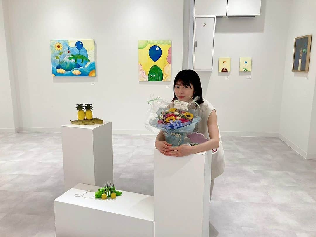 小池花瑠奈のインスタグラム：「個展「なつの涼風展」、本日 初日を無事迎える事が出来ました🌻  開始11時から20時まで途切れる事なく お客様にご来場いただき とても良い初日を迎えることができました。  昨夜の設営時、 広い展示会場を、ETE PINらしい空間に 演出したいと思いまして 会場内には私物🐊や 座ってお話出来る家具🛋なども配置してみました🌳  ストーリーで合間合間に発信しながら 在廊しようと思っていましたが、その タイミングもないほど沢山の方とお話させていただき 昨日までの長い引きこもり生活が嘘みたいで 不思議な気分です🙄  お祝いのお花も有難うございます。 ２週間、元気に会場を彩ってくれるように 大切にお手入れ致します。  明日からもよろしくお願い致します🌻  #なつの涼風展 #etepin #exhibition #art #tokyo #japaneseart #artist #japaneseartist #crocodile #alligator #わに #油絵 #絵 #美術 #芸術 #東京  #渋谷 #アート #アート鑑賞 #エテピン #展覧会 #松宮なつ #個展 #個展情報」