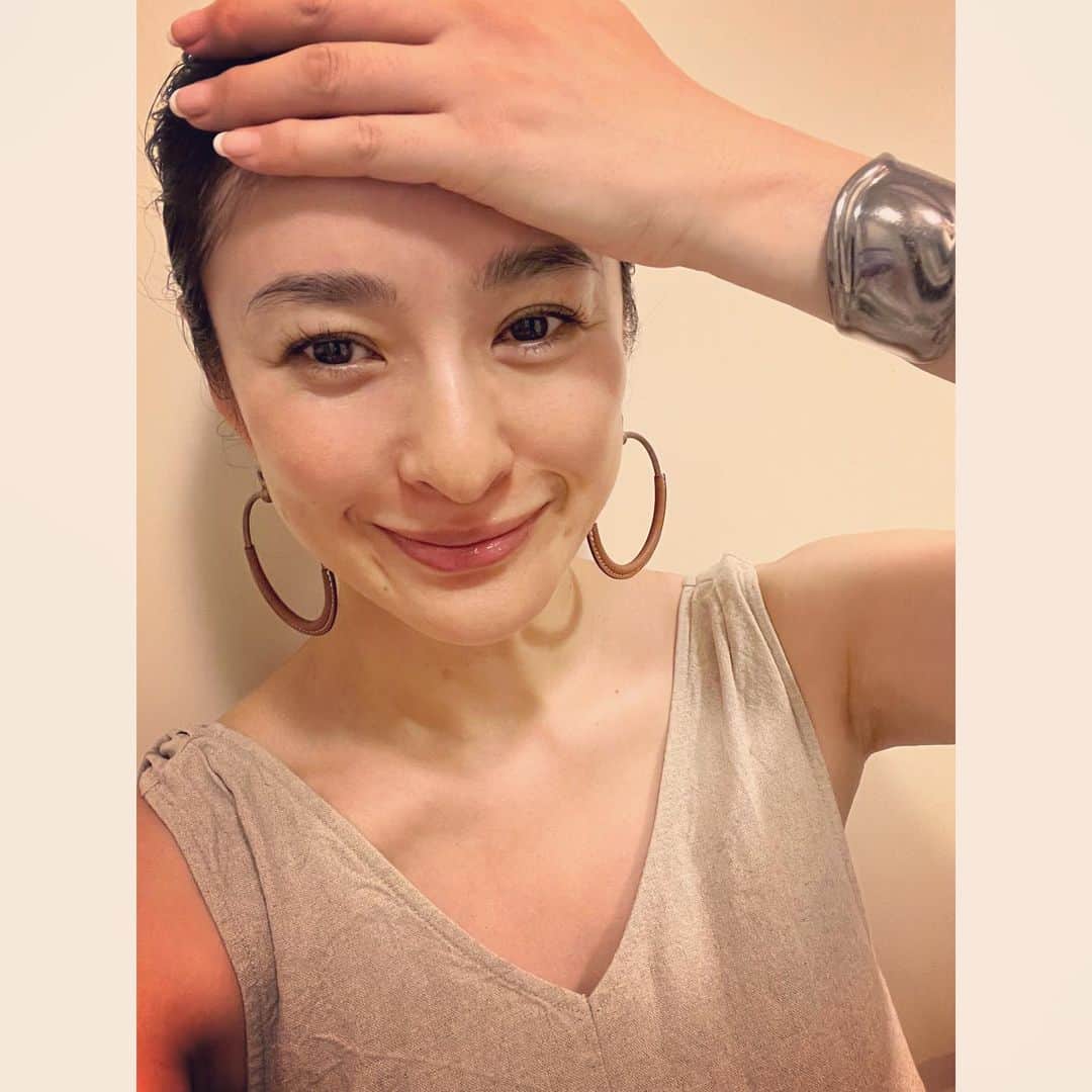 のインスタグラム：「暑すぎてお化粧する気になれません。 そして 自分なりにちゃんとメイクしたつもりでも 帰宅時にはほぼすっぴん風😑 今日もてっかてかでした笑 おやすみなさい⭐️ #なんてことない話 この3連休 "御手洗家"と"とんぼ"を観てました😳」