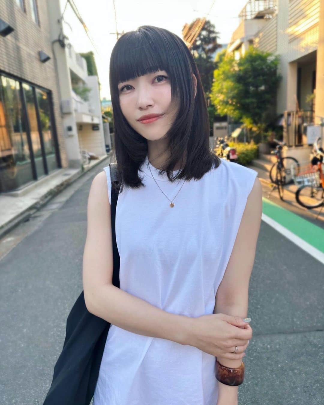 市川まさみさんのインスタグラム写真 - (市川まさみInstagram)「❤︎❤︎  @freera_hair 行ってきた！ 今回もMaiちゃんに担当してもらったよ💓  前髪は眉下ギリギリにしてもらってます🎶  オン眉やりたいけどまだ勇気出ない。  そして相変わらず髪伸びるの速い〜😂笑  いつも髪質に合わせて 色々アドバイスしてくれて 本当にありがとう🥹🥹  ヘアケア頑張ろう！！ 夏の紫外線対策！！  #freera #omotesando #美容室 #フリーラ #表参道 #黒髪 #ロングヘア #ストレートバング #ぱっつん前髪」7月18日 0時05分 - ichii710