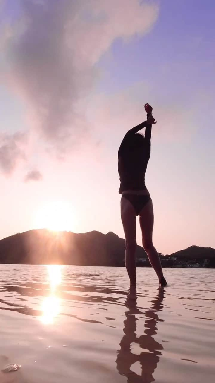 黒木桃子のインスタグラム：「🌅🌊 世界中の海や空が見たいよ！  これからも世界中の綺麗な景色に出逢うのだ💪  みんなのおすすめの場所はどこですか？  私は海外なら、  ・カンボジアの夕日 ・イビザの離島、フォルメンテーラ ・ハワイ島マウナケアの星空✨  国内なら、  ・与論島 ・宮古島 この動画は石垣島だよ☺️  Let’s dream,plan,do!  旅や日々のことをシェアしてます✈️フォローはお気軽に🌏 プロフィールはこちら💁‍♀️ @momoko_nagano   #ishigakiisland #japanesetraveler  #絶景ハンター #夕日が好き #島好き #旅 #旅する #旅好きな人とつながりたい #旅と写真 #バケットリスト #pinksky #dreamplando」