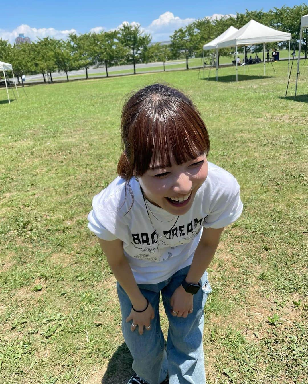 樺澤まどかさんのインスタグラム写真 - (樺澤まどかInstagram)「🌞  会社の同僚と灼熱の中のBBQ🍻  とにかく楽しすぎて笑いすぎて 最高の職場かよって感じでした🔥  水風船ぶつけられまくって びしょ濡れになったけどそれも楽しすぎて😂😂  後輩たちが映えて盛れる写真撮ってくれたけど 合ってるか分からない😂😂  外で飲むビールと 17アイスのぶどうシャーベット 最高すぎーーーーー🔥🔥  photo by 後輩里村&後輩小林  #樺澤まどか  #BBQ#バーベキュー#炎天下#灼熱#同僚#晴天#快晴#太陽#ポニーテール#キャップ女子#黒ラベル#17アイス#後輩里村#後輩小林」7月18日 0時07分 - kabasawa_madoka