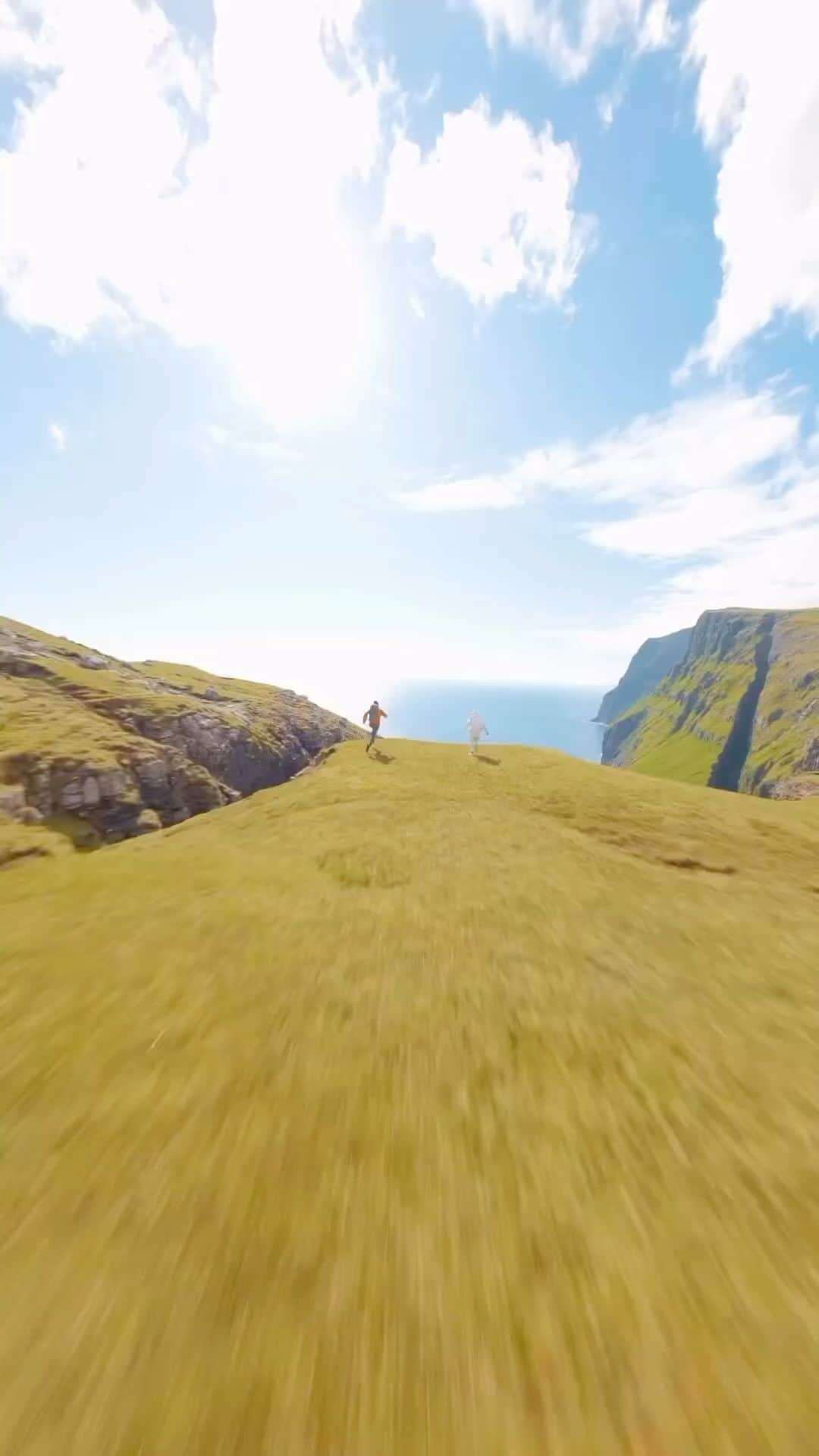 Awesome Wonderful Natureのインスタグラム：「To the edge of the world🌎⁣ 📍 Faroe Islands 🇫🇴 🎥 @pshepfpv」